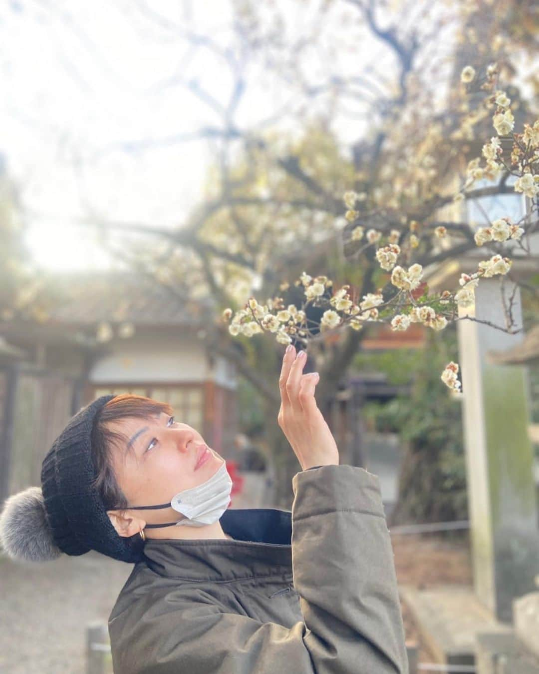 鈴木砂羽さんのインスタグラム写真 - (鈴木砂羽Instagram)「北野天満宮、 10代のときに訪れて以来でした🫢  梅の早咲き。 見頃まではもうひとこえ、、！  でもお天気も良く、 境内にほのか〜に薫っていて 春の気配を そこかしこに感じた1日でした☺️ #京都 #北野天満宮 #北野天満宮梅苑  #梅の花 #味わいがあるんだな」2月12日 20時06分 - bombon_sawa