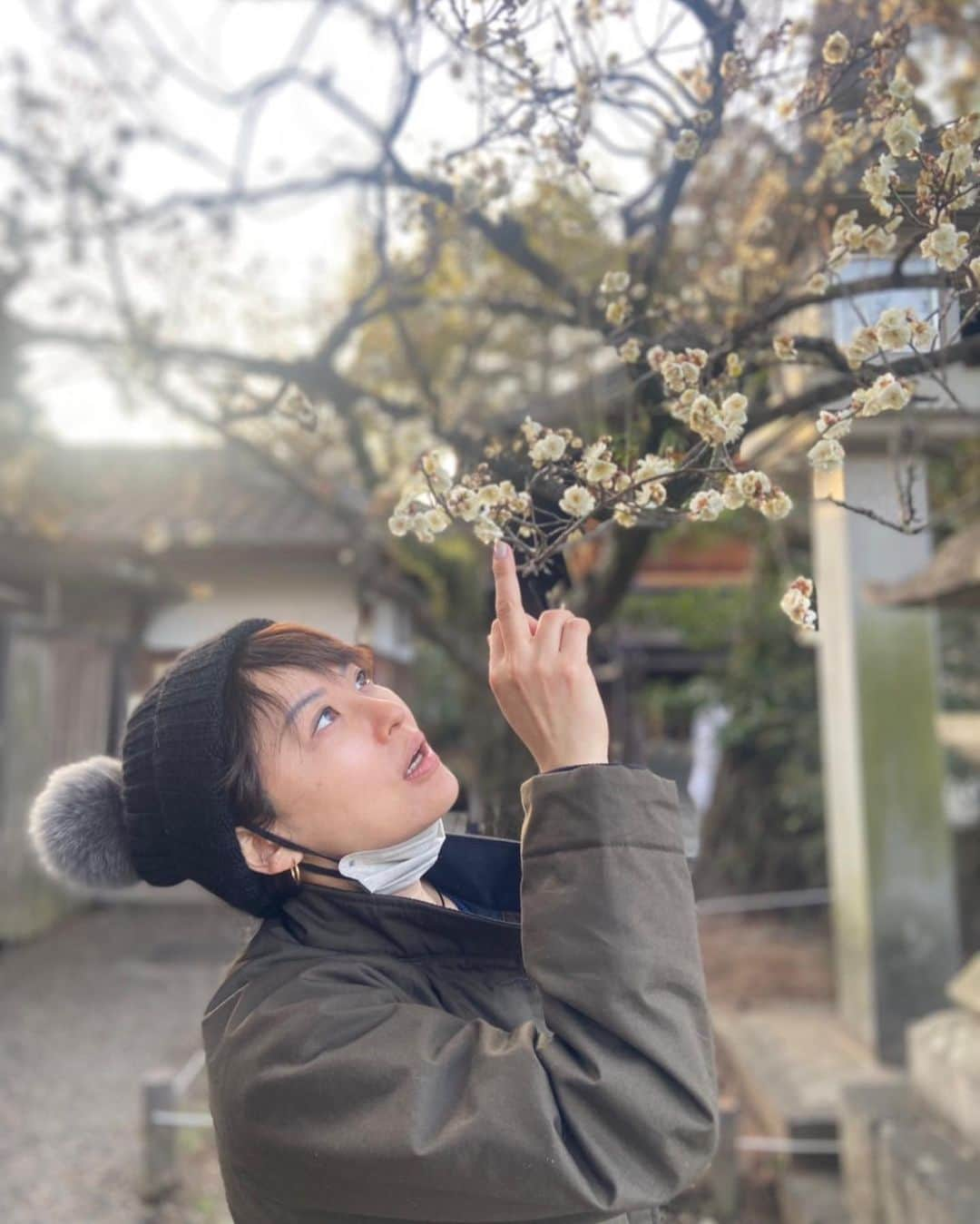 鈴木砂羽さんのインスタグラム写真 - (鈴木砂羽Instagram)「北野天満宮、 10代のときに訪れて以来でした🫢  梅の早咲き。 見頃まではもうひとこえ、、！  でもお天気も良く、 境内にほのか〜に薫っていて 春の気配を そこかしこに感じた1日でした☺️ #京都 #北野天満宮 #北野天満宮梅苑  #梅の花 #味わいがあるんだな」2月12日 20時06分 - bombon_sawa