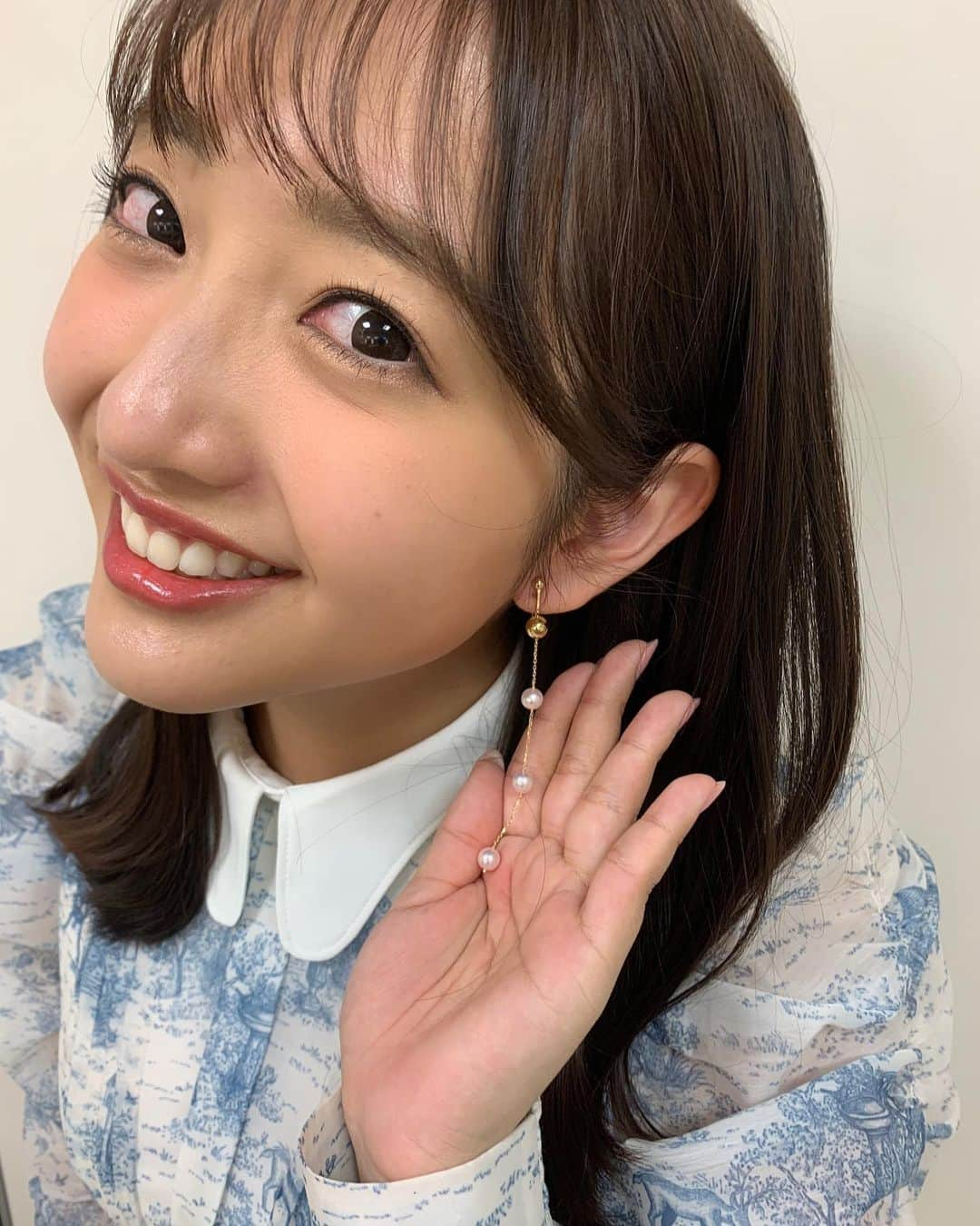 藤本万梨乃のインスタグラム：「* #さんまのお笑い向上委員会 ありがとうございました😊  この収録の日、さんまさんからピアスをいただきました✨😭 スタイリストさんがその場でイヤリングの部品をつけてくださり、収録でつけていました😊 1番上がさんまさんの顔になっているんです！😳  大切にします😌」