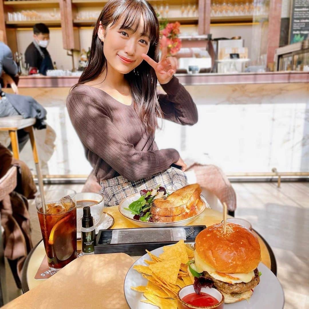 藤田奈那さんのインスタグラム写真 - (藤田奈那Instagram)「＊ 舞美さんとランチ♡  たくさん話して笑って、すっごく楽しかった〜☺️  共演期間が終わっても こうしてご縁を続けていけるのは本当に嬉しい！  何より、ハンバーガーを頬張る舞美さんが 可愛すぎて眼福でした…🙏🏻✨」2月12日 20時03分 - fujitanana_official