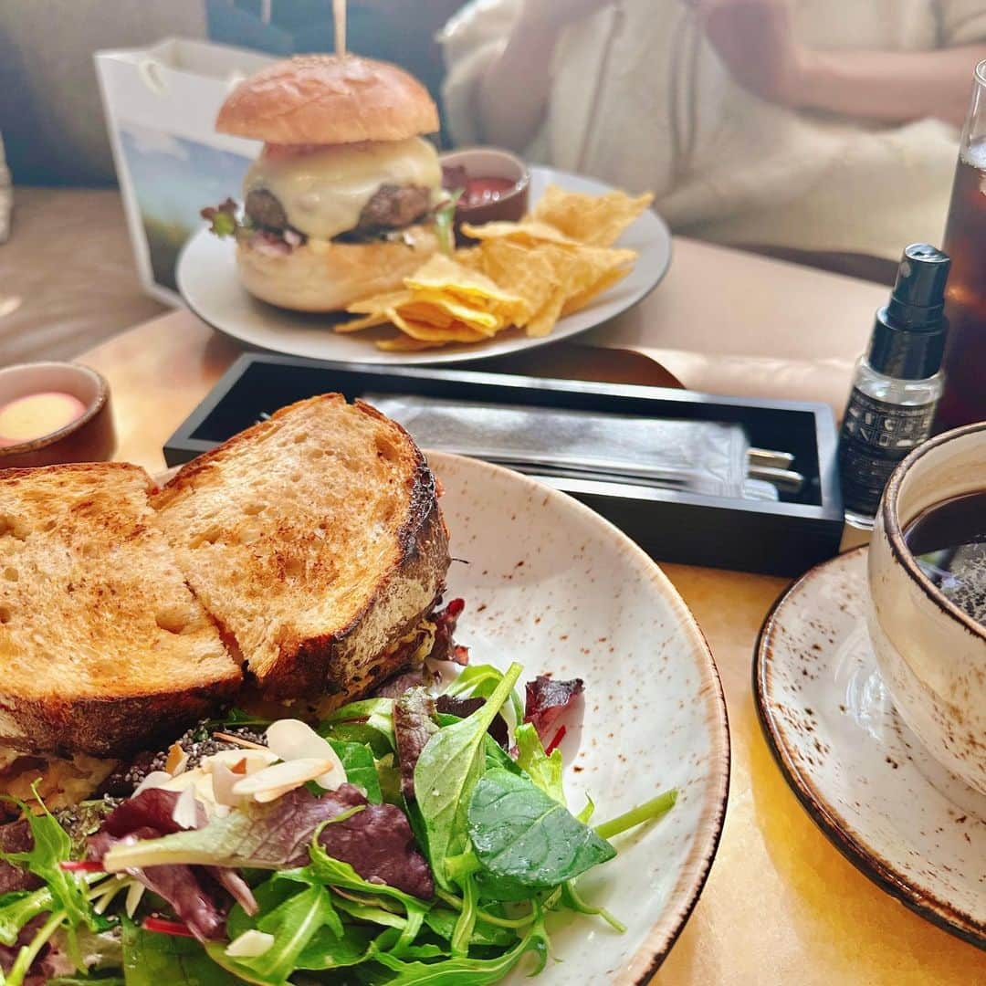 藤田奈那さんのインスタグラム写真 - (藤田奈那Instagram)「＊ 舞美さんとランチ♡  たくさん話して笑って、すっごく楽しかった〜☺️  共演期間が終わっても こうしてご縁を続けていけるのは本当に嬉しい！  何より、ハンバーガーを頬張る舞美さんが 可愛すぎて眼福でした…🙏🏻✨」2月12日 20時03分 - fujitanana_official