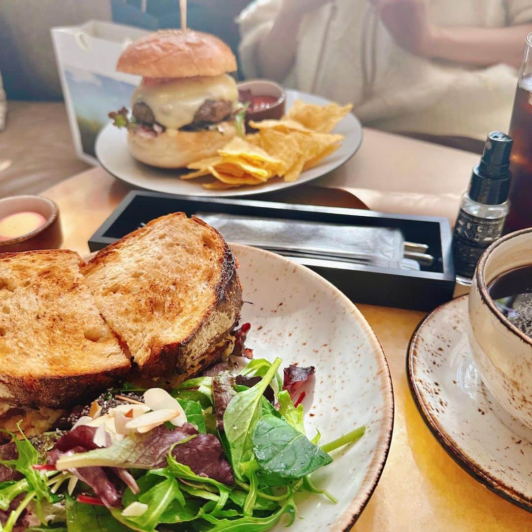 のインスタグラム：「＊ 舞美さんとランチ♡  たくさん話して笑って、すっごく楽しかった〜☺️  共演期間が終わっても こうしてご縁を続けていけるのは本当に嬉しい！  何より、ハンバーガーを頬張る舞美さんが 可愛すぎて眼福でした…🙏🏻✨」