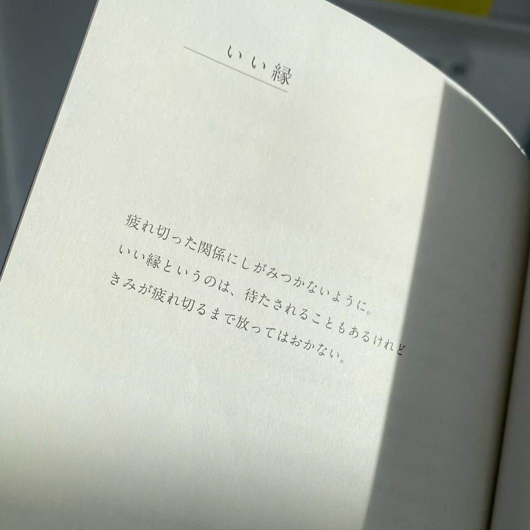 殿倉恵未さんのインスタグラム写真 - (殿倉恵未Instagram)「スマホではなくて、やっぱり本で読みたい気持ち。 子どもの頃によく遊んだ本で笑い合えるような風景を想像して思いを馳せる気持ち。 何もかも忙しさにかまけていたと思わされる気持ち。 見渡す限り30代は私だけな気がしましたが、ワンコインでこんなにも色んな感情や知識を自分にギフトできたのは、歳を重ねた良さだと思って誇らしくして帰宅したのです🥸✨ｴｯﾍﾝ。  疲れたらまた行こっと💓  #最高な休日#最高な時間#束の間の休息#読書#本#本を読もう#book#cafe#大人とは」2月12日 20時07分 - megumi_tonokura722