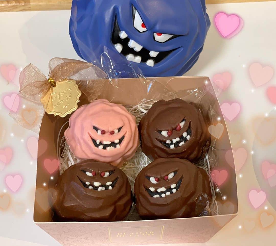 花咲来夢のインスタグラム：「ばくだん岩の型で、 ばくだん岩のチョコを作りました🪨💝 かわいい！  ばくだん岩一体につき板チョコ3枚を使っているので、メガンテ並のボリューム感となっております。🍫🍫🍫🪨💥💥  #バレンタインチョコ #ばくだん岩   #ばくだん岩好きな人と繋がりたい #ドラクエ #ドラクエチョコ #dragonquest」
