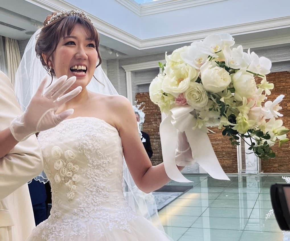 ダーブロウ有紗さんのインスタグラム写真 - (ダーブロウ有紗Instagram)「💍✨ 我らが妹、天てれの舞ちゃんの結婚式に参列して参りました💐 もう舞の花嫁姿ったらリアルプリンセスすぎて…👰‍♀️💓 旦那様もまるで王子様みたいで美男美女の幸せな姿を拝めて幸せでした🥰  天てれ仲間とも集まれて最高に 楽しかった🙌🏻 このメンバーだと確実に飲み過ぎてしまうので下準備も欠かさず気合いバッチリ💪  @fukuchan1987 何故か新郎みたいなポジションだった🤣🦀  #末永くお幸せに ♡」2月12日 20時12分 - alisadurbrow