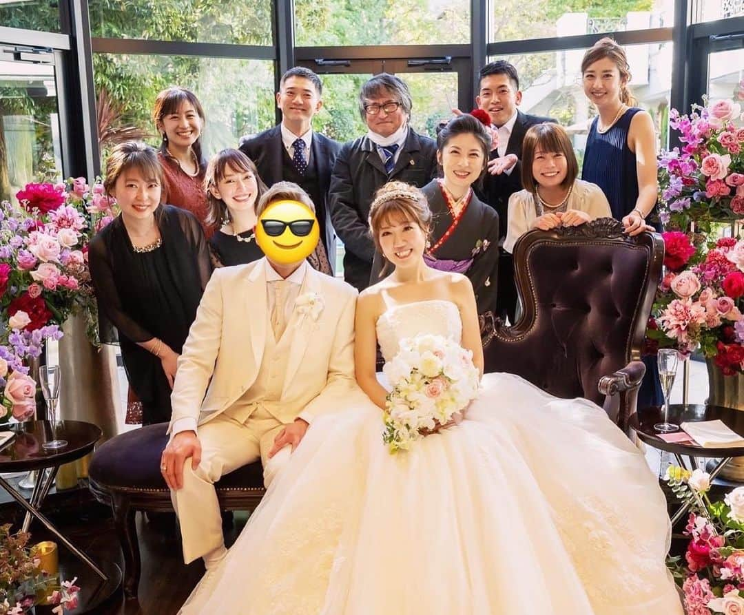 ダーブロウ有紗のインスタグラム：「💍✨ 我らが妹、天てれの舞ちゃんの結婚式に参列して参りました💐 もう舞の花嫁姿ったらリアルプリンセスすぎて…👰‍♀️💓 旦那様もまるで王子様みたいで美男美女の幸せな姿を拝めて幸せでした🥰  天てれ仲間とも集まれて最高に 楽しかった🙌🏻 このメンバーだと確実に飲み過ぎてしまうので下準備も欠かさず気合いバッチリ💪  @fukuchan1987 何故か新郎みたいなポジションだった🤣🦀  #末永くお幸せに ♡」