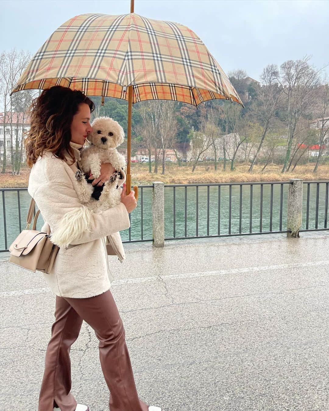 ロベルタ・ロデギエーロのインスタグラム：「In braccio è più bello! ❤️🐶☔️ #buddy」