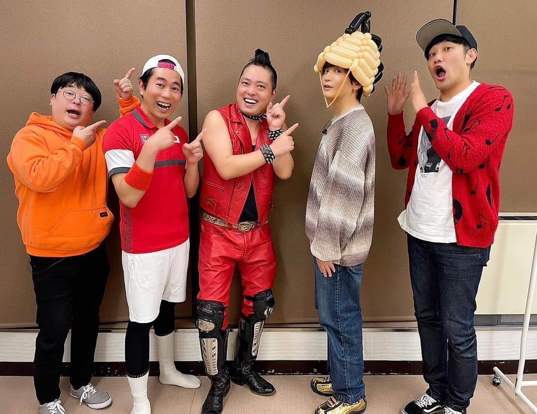 キャプテン★ザコさんのインスタグラム写真 - (キャプテン★ザコInstagram)「久々に天津向さんのライブにお邪魔芸っす🎤 声優浅沼晋太郎さん同期のこう大もご一緒で浅沼さんがサウナ好きと聞いてバルーンアートでサウナハットを作ってあげたら、モヒカンになっちまったよ👍  今後ともご贔屓ね #浅沼晋太郎　さん #よしもと有楽町シアター  #声優 #芸人 #バルーンアート」2月12日 20時12分 - captainzako