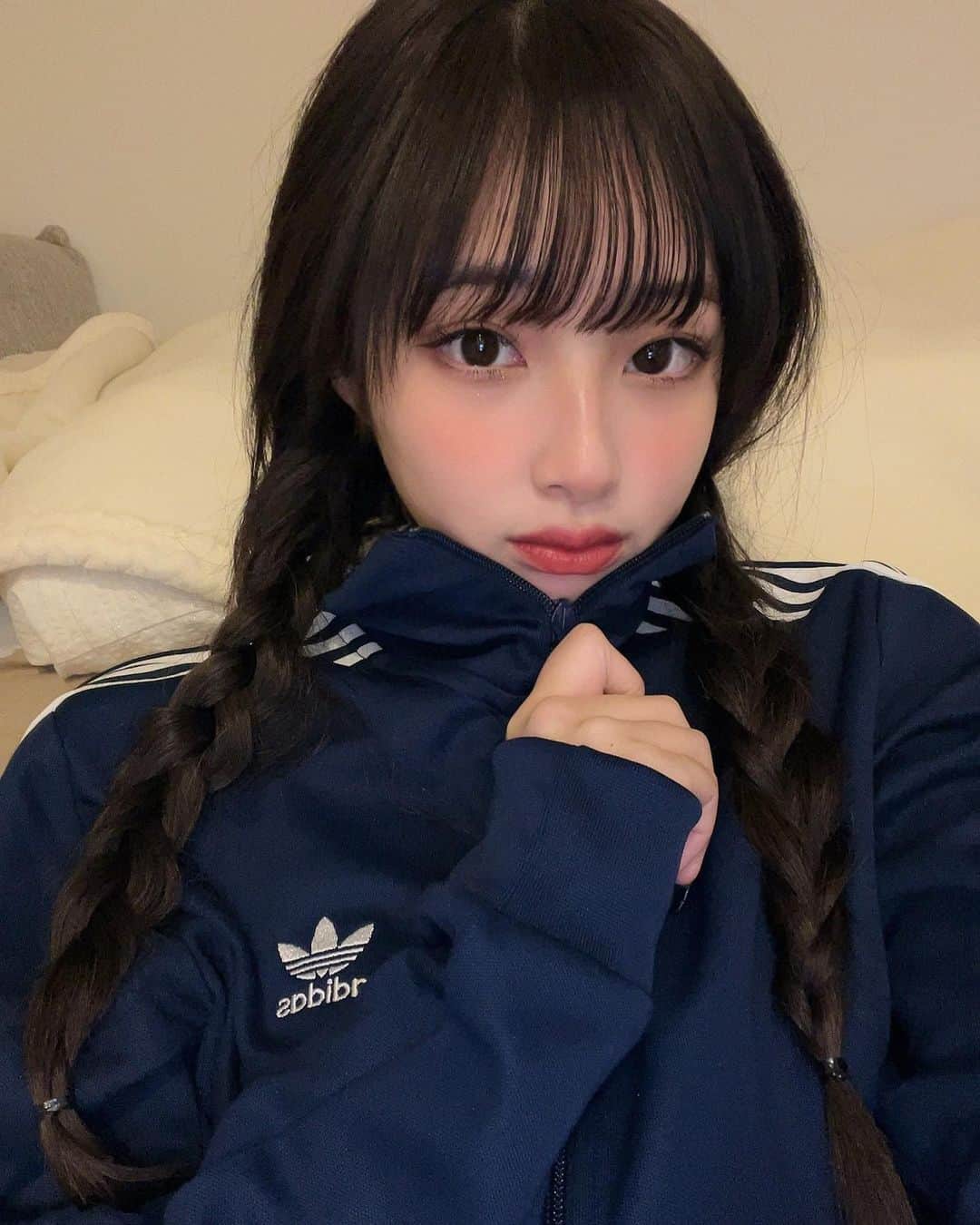 すずのインスタグラム：「エクステやけん寝る時はいつも三つ編み🖤」