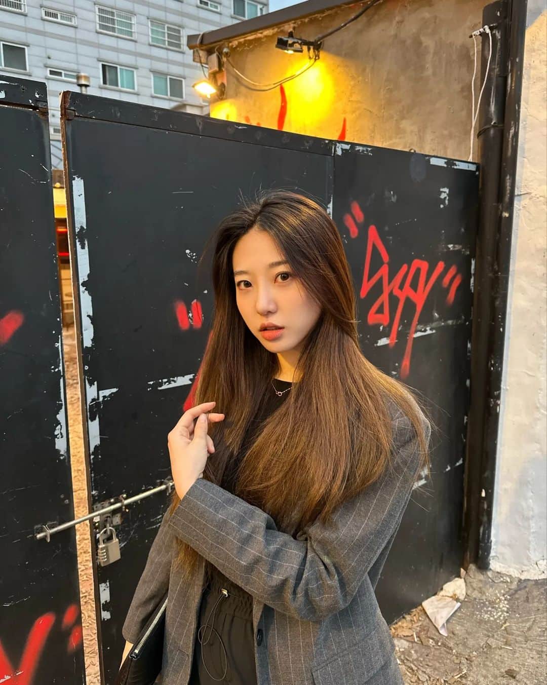 のインスタグラム：「👩🏻‍💻🖤🌕🌬미세먼지조심!!」