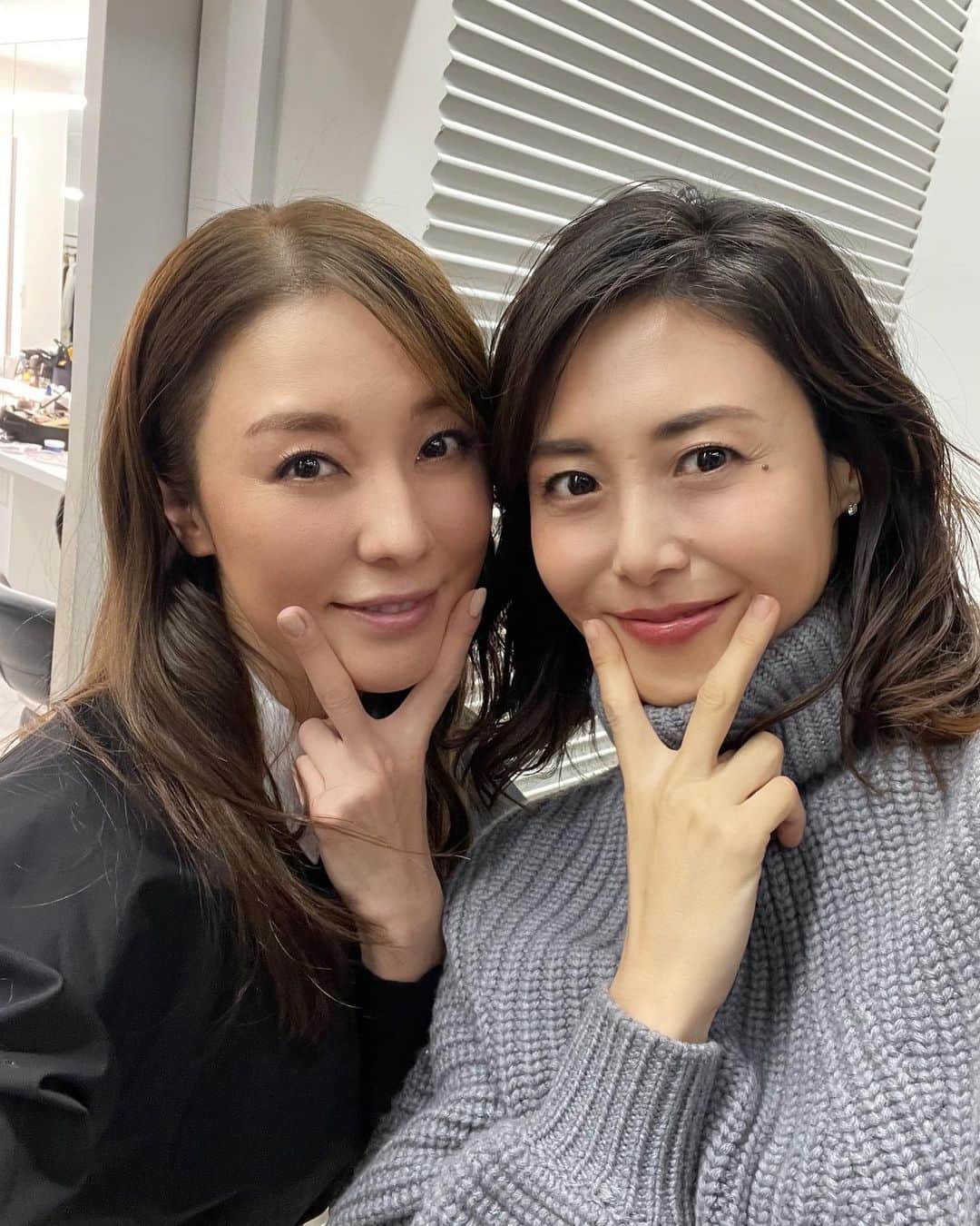 のインスタグラム：「菜々子さんと小顔ピース✨📸✨  だいぶ経っちゃったけど🤣 昨年末、所属俳優が集まるアー写撮影後💓」