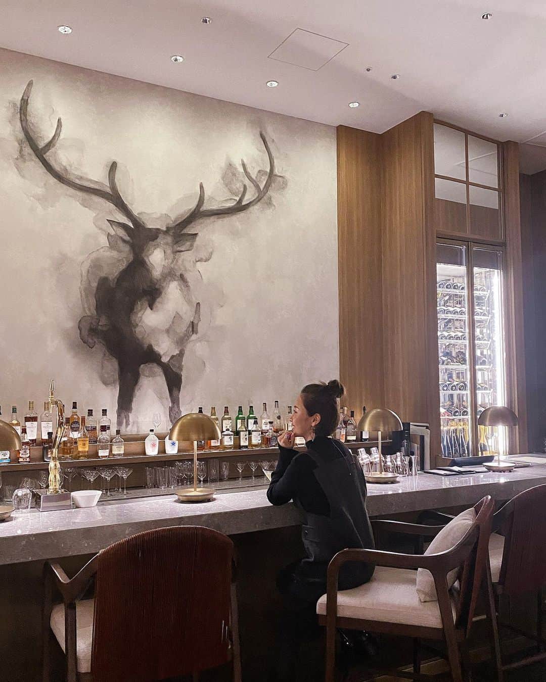松本亜希のインスタグラム：「・ ゆっくりしに @jwmarriottnara に行ってきました🦌　  インフルと格闘したミニロン、お泊まり行きたいって ずっと言ってたからすごく喜んでた♡♡ 私ものんびりリフレッシュできた😌  奈良マリオットは 11月に初めて行って大好きなホテルに✨  子供にもとっても優しいし、 屋内プールがあって、子供も入れるし、 朝ごはんビュッフェも美味しいし、最高♡ 大型ホテルが得意じゃないから、 こじんまりモダンな感じがまた好みなんだなー♬  ガウン姿とパジャマ姿に萌え😍👦🏽 ストーリーズで振り返り奈良マリオット更新ちう。  #jwmarriottnara #奈良マリオット #jwmarriott」