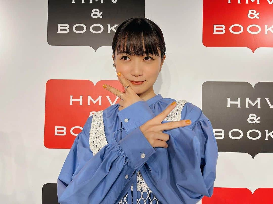 深川麻衣 のインスタグラム：「写真集お渡し会📚 お越しくださった皆さま、取材に来てくださった記者の皆さま。本当にありがとうございました！ 初めましての方も、お久しぶりの方も。皆さんといろいろなお話ができて、始まってから終わるまで、ずっと心がじーんとしていました。 何度か泣きそうになったのを必死でこらえていたら、マネージャーさんも泣きそうになってました。笑 あたたかい時間と言葉の数々を本当にありがとうございました✨またお会いできる機会を楽しみにしています。  そして、明日は初めてのファンクラブイベント。 楽しそうなことをぎゅっと詰め込んでみました。 どうなるかなぁ…？ 明日来られる方はお気をつけてお越しください！」