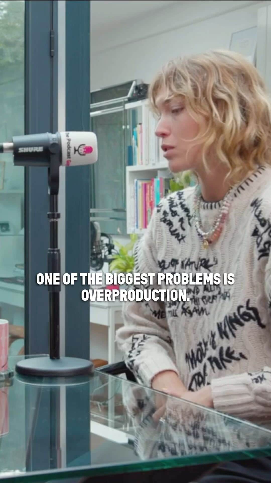 アリゾナ・ミューズのインスタグラム：「Overproduction in the fashion industry: we must only produce the clothes that do get ordered. That would change everything . It would reduce the entire impacts of the industry by 20%.   🎙️@sarahannmacklin’s Live Well Be Well Podcast for @be_well_collective. Full episode wherever you get your podcasts, Episode 5.」