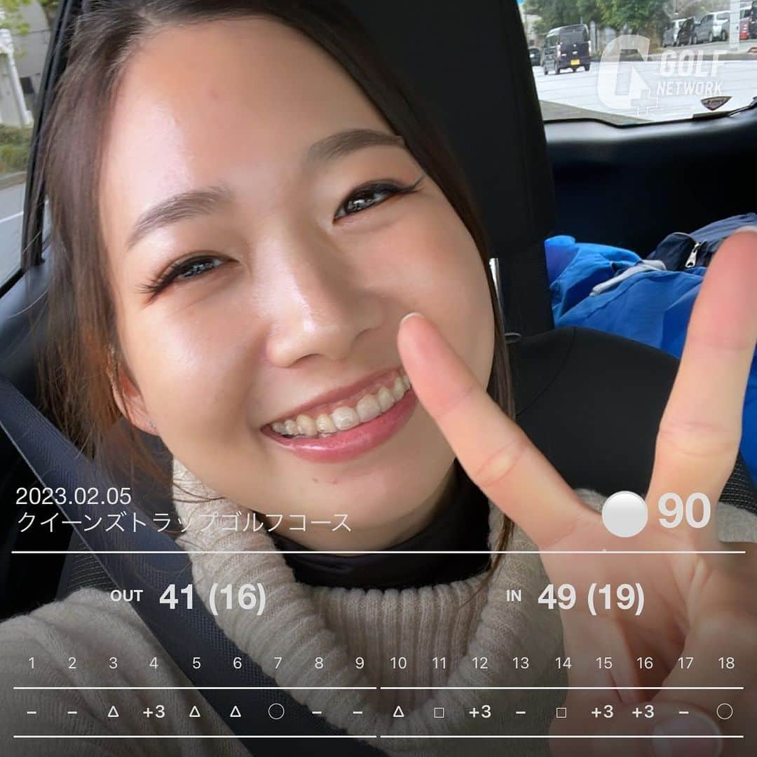 江原詩織さんのインスタグラム写真 - (江原詩織Instagram)「嬉しくて嬉しくて帰りの車の中からストーリーをUPしてしまいましたが、先日レギュラーからベストを更新しました🐥❣️✨  良い記憶を残しておきたいので長々と詳細を記録します✏︎笑  沖縄ゴルフ2日目🌴 現地のコンペに参加させてもらい、幹事さんから「練習だと思って白からやってみなよ！」と言われて、渋々2年振りくらいのレギュラーティーでスタートしました⛳️笑  沖縄は基本風が強くてほぼアゲインストなのでティーショットは短めにグリップして河川敷で培った低めの強い球を意識したらほとんど曲がらない球を打つことができ、セカンド以降もウッドの調子が良く前半はなんとハーフ41🥺✨  動画は8番 約170ydのショートを7wでオンしてパーをとったやつ✌︎❤︎  後半は慣れないレギュラーで流石にウッドを使い過ぎて疲れてしまい、14,15,16番とセカンドOBを連発💦  いつもだったらひどく落ち込んでその後のプレーに響いていただろうに、 この日はミスしても"練習だから！"って思え、落ち込まずに切り替えられたし、ずっと楽しくチャレンジしながらプレーができました♫  前半後半ともに2回バンカーにも入ったけれど、前日教えてもらって練習していたお陰で、焦ることなく綺麗に1発で出すことができ、嬉しくて涙が出そうになりました🥲✨  そして、忘れもしない最終ロングホール⛳️ ティーショットはしっかり芯を捉えて195ydフェアウェー左サイドをキープ◎ セカンドはグリーン前に大きな池があるから5wでプッシュし195yd右サイドに逃し、 30ydのアプローチをパターで寄せて1パットでバーディー🥹✨  嬉しくて嬉しくて嬉しくて 言葉では言い表せないくらい嬉しくて！  一緒に周ってくれた同伴者さん、 バンカーを教えてくれた大紀くん、 コンペに混ぜてくれた沖縄の皆さん、  みんなのお陰でとれたスコアだと思いました☺️  これがあるからゴルフはやめられない！！ モチベーションもグン上がりしたので今年は練習だと思ってたまにはレギュラーからチャレンジしようと思うので、その時はよろしくお願いします🐬❣️  #沖縄 #クイーンズトラップゴルフコース  #レギュラーティー #ベスト更新 #美スイング #ティーショット  #ポコちゃんズ #ゴルフ初心者 #ゴルフ部 #ゴルフ上手くなりたい #ゴルフ好きとつながりたい #golfswing #女子ゴルフ #ゴルフ女子 #ゴルフ男子 #ゴルファー #golfrange #golflife #golfer #golf #골프 #กอล์ฟ #高尔夫球 #golfstagram #instagolfclub」2月12日 20時33分 - shiori__golf