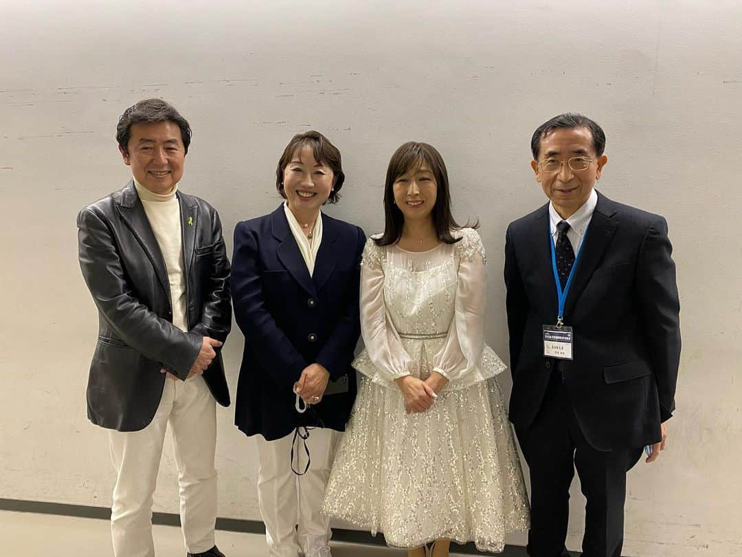 岡村孝子さんのインスタグラム写真 - (岡村孝子Instagram)「第45回日本造血・免疫細胞療法学会総会 市民公開講座 のプログラム第２部にトークゲストとして出演致しました。  終演後、学会長の赤塚美樹先生、全国骨髄バンク推進連絡協議会副会長、大谷貴子さん、フリーアナウンサーの笠井信輔さんとの記念写真です。  by スタッフ」2月12日 20時49分 - okamuratakako_official