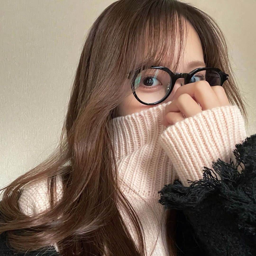 のインスタグラム：「. 暖かかったね、気分はもう春🩰🌷🦩🎀  #春カラー #ニットコーデ #タートルネック #メガネ女子 #伊達メガネ」