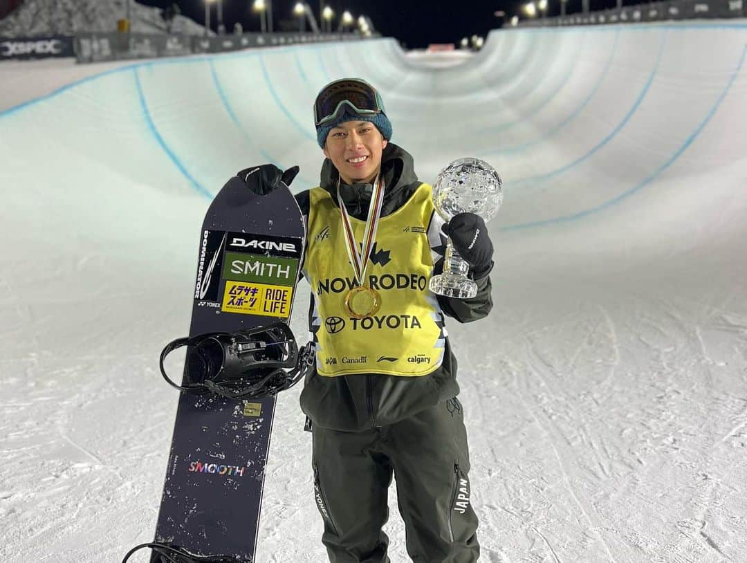 平野流佳のインスタグラム：「I’m very stoked to have won the World Cup three times in a row！ I was able to achieve my goal of winning the overall title🥇 Congrats 🥈🥉🍾 @valentinoguseli  @shu1ch1r0918   ワールドカップ3連覇しました！ ずっと目標にしていた総合優勝をやっと取ることができました！ これからも頑張ります🤟  📸@rachelivey   @yonexsnowboards_japan #smooth #ムラサキスポーツ #onitsukatiger #dakine  #smithoptics #dominatorwax #paptuneup #シダスインソール  @globalwifi_official」