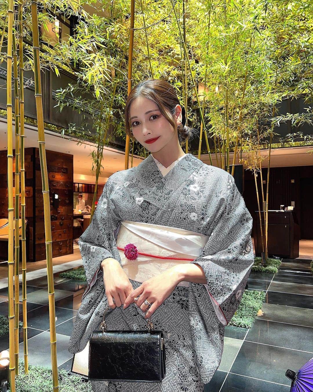 のインスタグラム：「京都👘 @dhawa_yura_kyoto   お着物でVALENTINE partyに参加しました🍫❤️ 竹林フロアがあってとても素敵なホテル🤍  ・ ・ ・ ・ ・ ・ ・ ・ ・ ・ ・ ・ #バンヤンツリーダーワ#ダーワ京都#バンヤンツリー#京都#着物#京都ホテル#着物レンタル#着物ヘア#竹林#京都観光#京都旅行#dj#valentineday#バレンタイン#パーティー#パーティーヘア#着物コーディネート#kimono#kyoto#kyototrip#kyototravel#家族旅行#イベント#京都グルメ#京都ランチ#チョコ#チョコレート#ママコーデ#ママライフ#和」