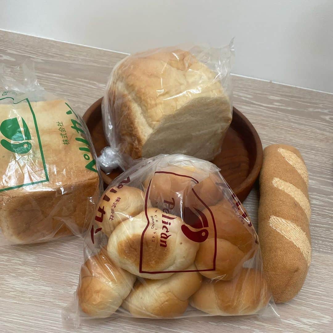 板谷由夏 のインスタグラム：「ご近所のおばさまからのホームベーカリー🍞 お土産のペリカンパン🍞🥐 バケット🥖 ん？ひとつフェイクが。 @soreyuke_vannoten」