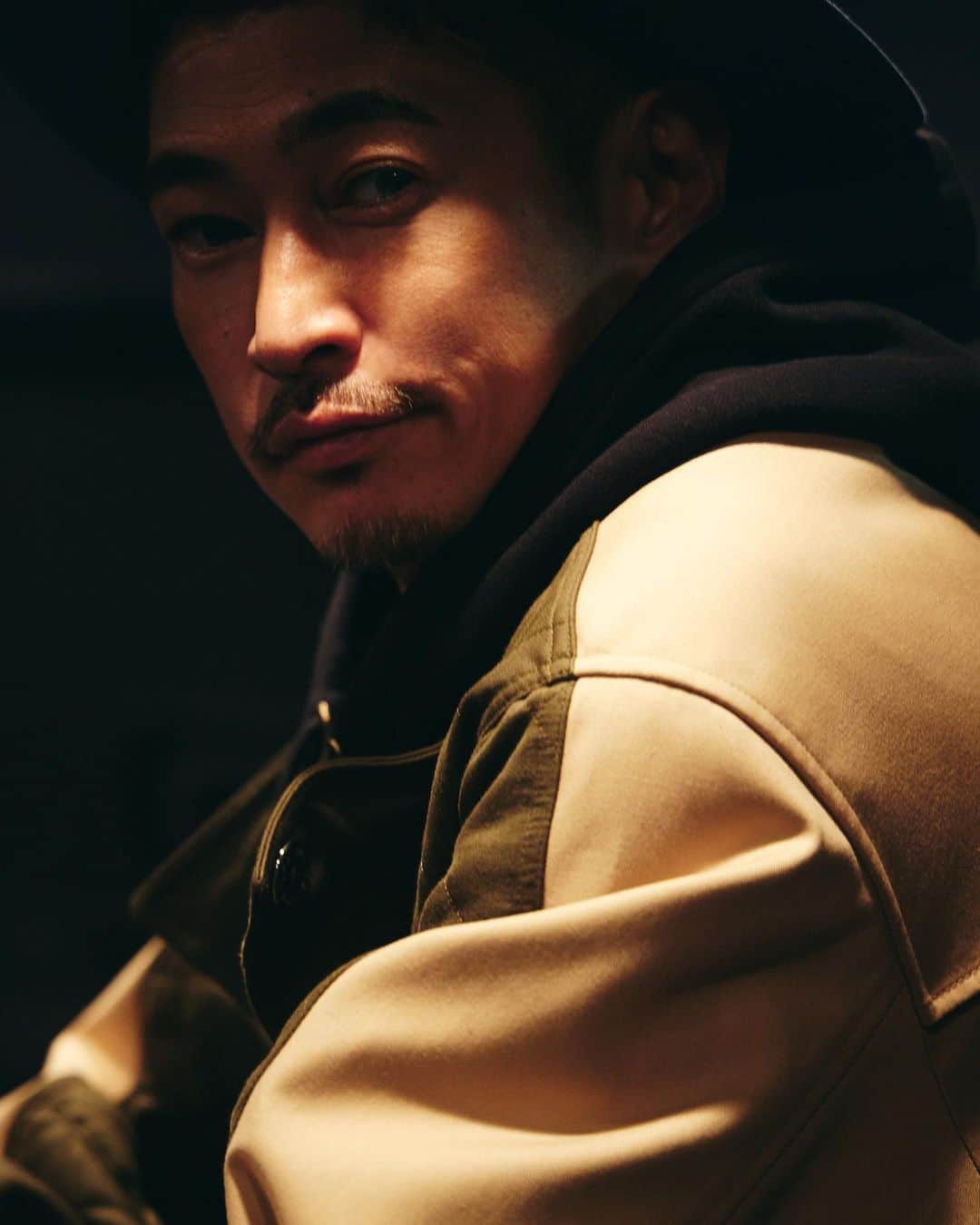 のインスタグラム：「【窪塚洋介interview】 主演映画『Sin Clock』で抱いた表現者としての面白さと“グリッター”な生き様を語る  90年代から第一線に立ち続け、今なおカリスマ的な存在感を放つ窪塚洋介。 マーティン・スコセッシ監督の映画『沈黙－サイレンス－』でハリウッドデビューを果たすなど、俳優としての活躍の場を広げる一方で、アーティストとしても活動し、そのスタイルは自由さを増している。 そして、意外にも18年ぶりに邦画長編映画単独主演を務めたのが、公開中の『Sin Clock』だ。 今作が商業映画デビューとなる新鋭・牧賢治監督によるオリジナル脚本作品で、どん底から一攫千金を懸けて這い上がる男・高木シンジを演じる。 同い年だという監督の情熱と共鳴して完成した今作で得たもの、そして、輝き続ける秘訣を語ってもらった。  #窪塚洋介 @yosuke_kubozuka  #sinclock  @sinclock_movie   インタビューはWEBにて公開中✔︎ ▼ https://glitter-official.com/2023/02/yk-sinclock/  ■𝐺𝐿𝐼𝑻𝑻𝑬𝑹_𝑶𝑵𝑳𝑰𝑵𝑬■ ■NEWSやトピックス、WEB限定記事を配信中■ @glitter.mag ▶︎プロフィールからリンク  #GLITTER #グリッター　 #glittermagazine #glitter #雑誌GLITTER  Photos Ken Ogawa Hair&Make-up Shuji Sato@botanica Words Hiromi Yamanishi Edit Kaori Watabe」