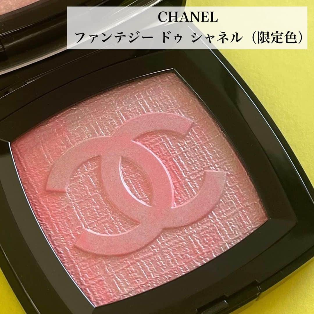 国分亜美さんのインスタグラム写真 - (国分亜美Instagram)「【多幸感抜群チーク】 ⁡ ⁡ CHANELの春コスメが可愛くて 色々お迎えしてきました💄 ⁡ 今回はその中で特にお気に入りのチークを紹介💓 ⁡ ⁡ CHANEL ファンテジー ドゥ シャネル（限定色） ⁡ ⁡ 春らしいコーラルピンクに 細かいラメがたっぷり入っていて 多幸感が溢れているチーク💖 ⁡ とにかくツヤ感が綺麗で どの角度から見てもツヤツヤなほっぺになって これはとっても可愛い…🥹💘 ⁡ ⁡ 16タイプパーソナルカラーで分類すると Bright-Springさんに特におすすめ✨ ⁡ コーラルピンクではありますが 黄みに寄りすぎてない色味なので、 2ndにSpringが入っている Bright-Summerさんも可愛いです✨ ⁡ ※ラピスの16タイプカラーメソッド®に基づく アナリスト個人の見解です。 ⁡ ⁡ 店頭ではもう発売してるけど 公式オンラインでは3月1日(水)からとのこと💡 ⁡ 春コスメの参考になったら嬉しいです🥰 ⁡ ⁡ ⁡ ⁡ ୨୧･････････････････････････････････････････････････୨୧ ⁡ ⁡ 色とコスメが得意なイメージコンサルタントです💄❤️ ⁡ 投稿が参考になったと思ってくださった方は フォロー・いいね・保存して頂けると とっても嬉しく、励みになります🥹💓 ⁡ ⁡ ୨୧･････････････････････････････････････････････････୨୧ ⁡ ⁡ ⁡ ⁡ #シャネルコスメ #イエベ春コスメ #パーソナルカラースプリング #春コスメ2023 #デパコスチーク #コスメレビュー #コスメ大好き #コスメオタク #デパコス大好き #美容女子 #16タイプパーソナルカラー診断 #16タイプカラーコスメアドバイザー #コスメコンシェルジュ」2月12日 21時15分 - amimi_kokubun