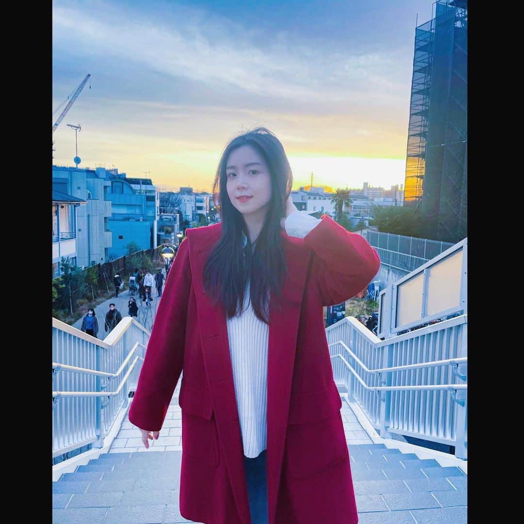 葉山柚子さんのインスタグラム写真 - (葉山柚子Instagram)「Hello😊🫱✨  #夕陽 #淡い #赤いコート #🌇」2月12日 21時13分 - hayama_yuko