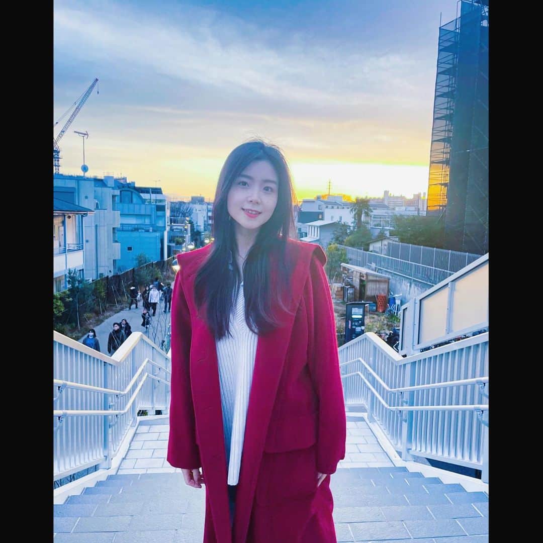 葉山柚子さんのインスタグラム写真 - (葉山柚子Instagram)「Hello😊🫱✨  #夕陽 #淡い #赤いコート #🌇」2月12日 21時13分 - hayama_yuko