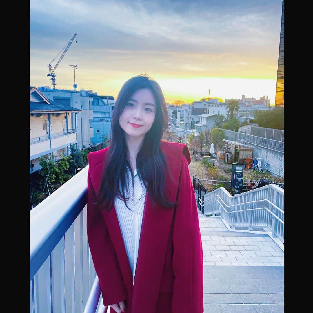 葉山柚子のインスタグラム：「Hello😊🫱✨  #夕陽 #淡い #赤いコート #🌇」