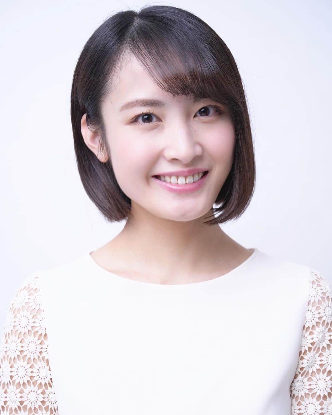 下垣真香のインスタグラム：「𓂃 【ご報告】 ⁡ この度、株式会社フィットに所属することになりました！ ⁡ 自分のライフスタイルに合ったやり方で、私がやりたいと思ったことを後押しして下さる事務所に出会うことができて、感謝でいっぱいです！ このご縁を大切にしながら、これからも心機一転頑張っていきたいと思います！！ ⁡ 今後のお仕事の情報などは事務所ホームページをご覧ください！ 変わらず私自身のSNSでも告知等していきますので、そちらもチェックしてくださいね🧐 ⁡ 引き続き、下垣真香をよろしくお願いいたします！ ⁡ ⁡ photo by @seiichi_uozumi  素敵な宣材写真を撮っていただきました！ ありがとうございます！！！ ⁡ ⁡」