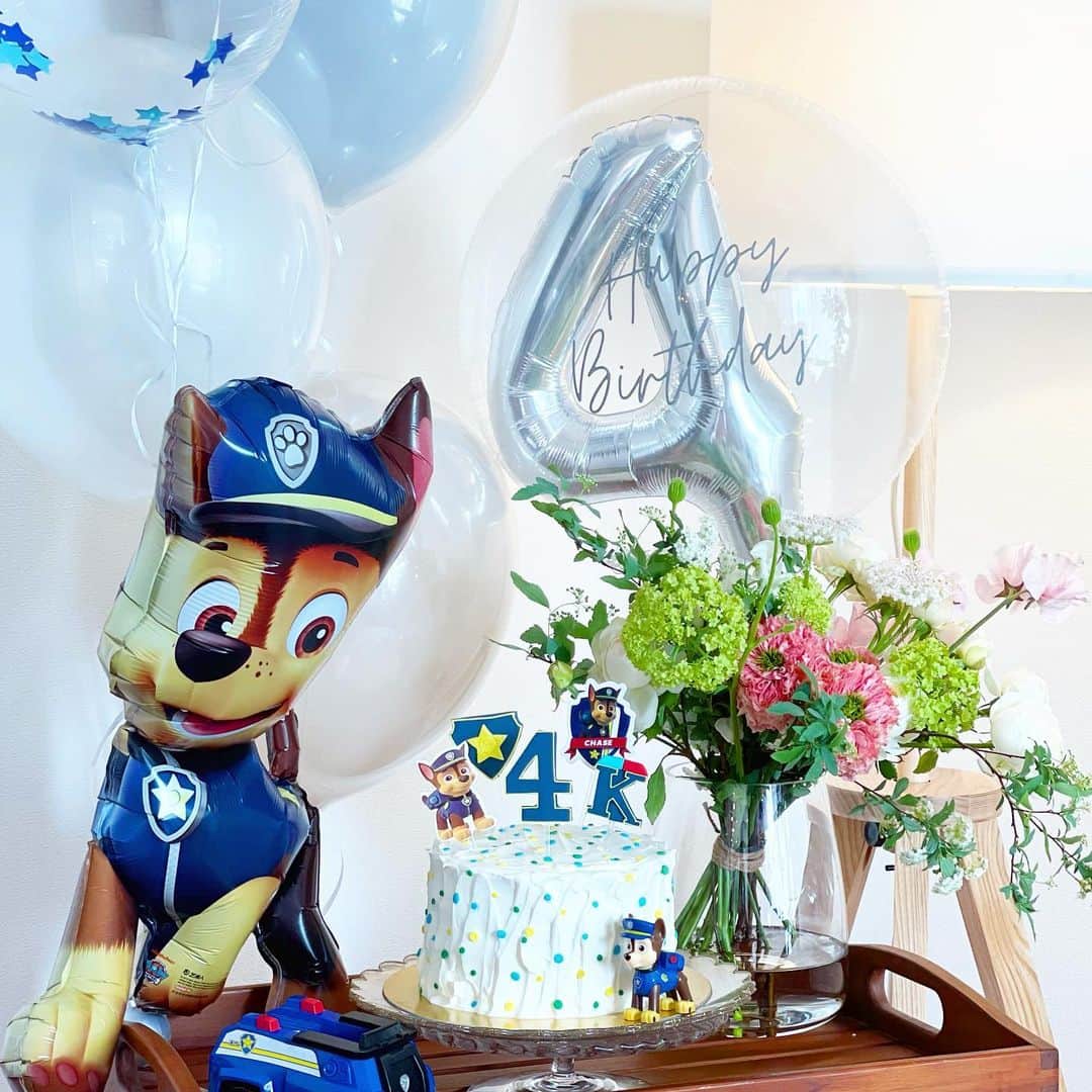 のインスタグラム：「Special cake🎂 テーマはパウパトロール🥰 イメージに合わせた @sugarposy のSugarPick✨ 子供達も大喜びでした✨  私の大切な親友姉妹が作る @sugarposy  2/15〜2/21に新宿伊勢丹6階 Re-Style KIDSにてPickの 販売をするそうです🙏✨ 半永久的に保存できるSugar Pick Simpleなケーキも🧁 とっても可愛くなるので 私はEventには必ず Orderしています💓  今回のお写真にて載せているものは全て オーダーでお願いしたものになります 伊勢丹で並ぶ商品とは異なるかと思いますので @sugarposy のアカウントにてご確認ください オーダーに関しては直接お問い合わせ下さいね❤️  #SugarPosy #SugarPick」