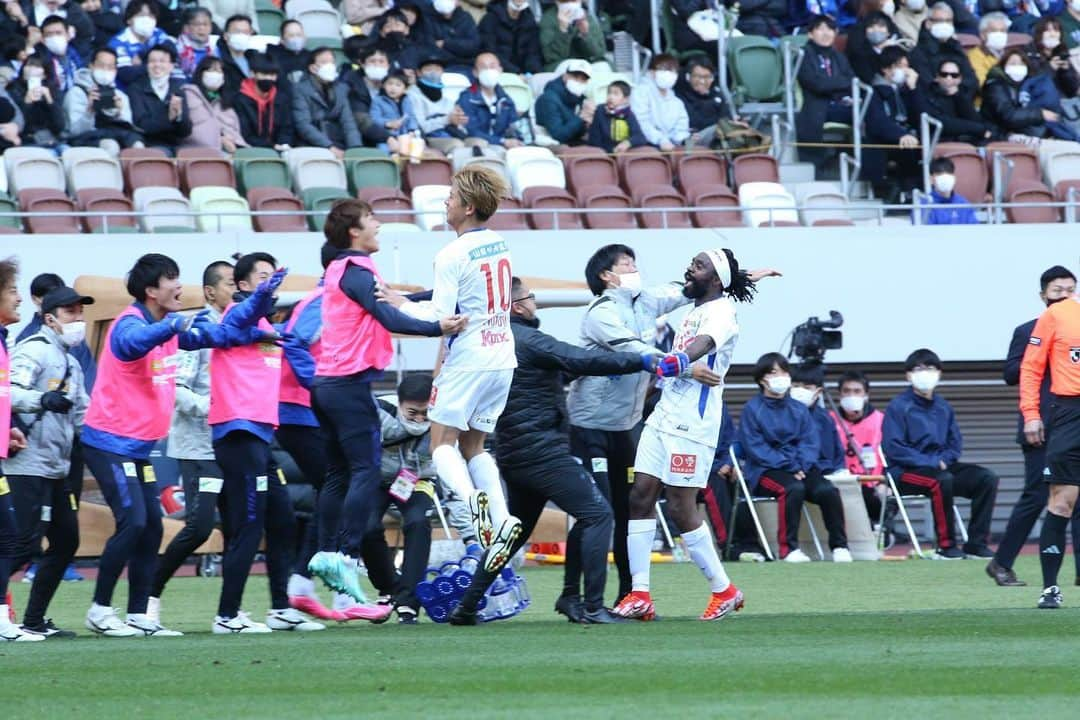 ピーター・ウタカさんのインスタグラム写真 - (ピーター・ウタカInstagram)「A lot to celebrate today, being alive,healthy and grabbing my first goal with my new team in front of more than 50.000 supporters that came out to watch our game in Japan Olympic stadium Tokyo . Happy birthday to Me👑😍」2月12日 13時16分 - peterutaka