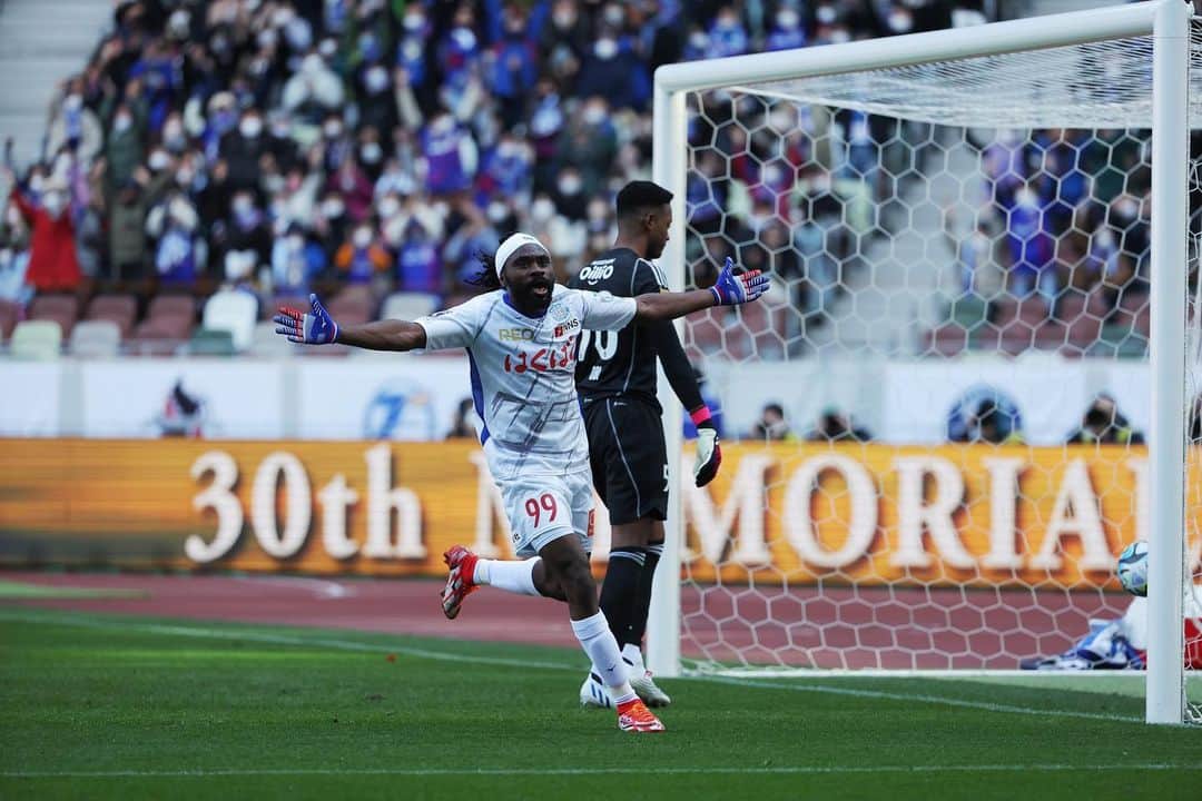 ピーター・ウタカのインスタグラム：「A lot to celebrate today, being alive,healthy and grabbing my first goal with my new team in front of more than 50.000 supporters that came out to watch our game in Japan Olympic stadium Tokyo . Happy birthday to Me👑😍」