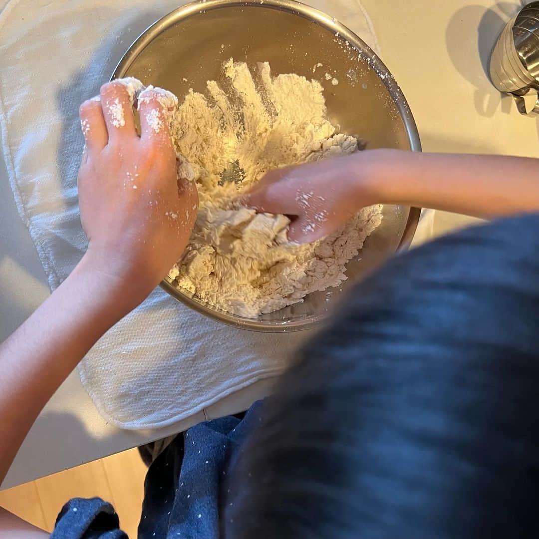 渡辺佳子さんのインスタグラム写真 - (渡辺佳子Instagram)「今日は麺を手作りしたきつねうどんでお昼御飯でした。  コネコネたくさんしたおかげ？！で、吉田のうどんのようなとってもコシのあるうどんが出来ました✨  #手作りうどん #きつねうどん  レシピは、 うどん #日清製粉グループ #こむぎ粉クラブ #基本のレシピうどん  きつねのレシピは #白ごはんドットコム  #息子と手作り #最後のほうは #力がいる作業だったので #パパにお任せしました。」2月12日 13時16分 - yoshicowatanabe