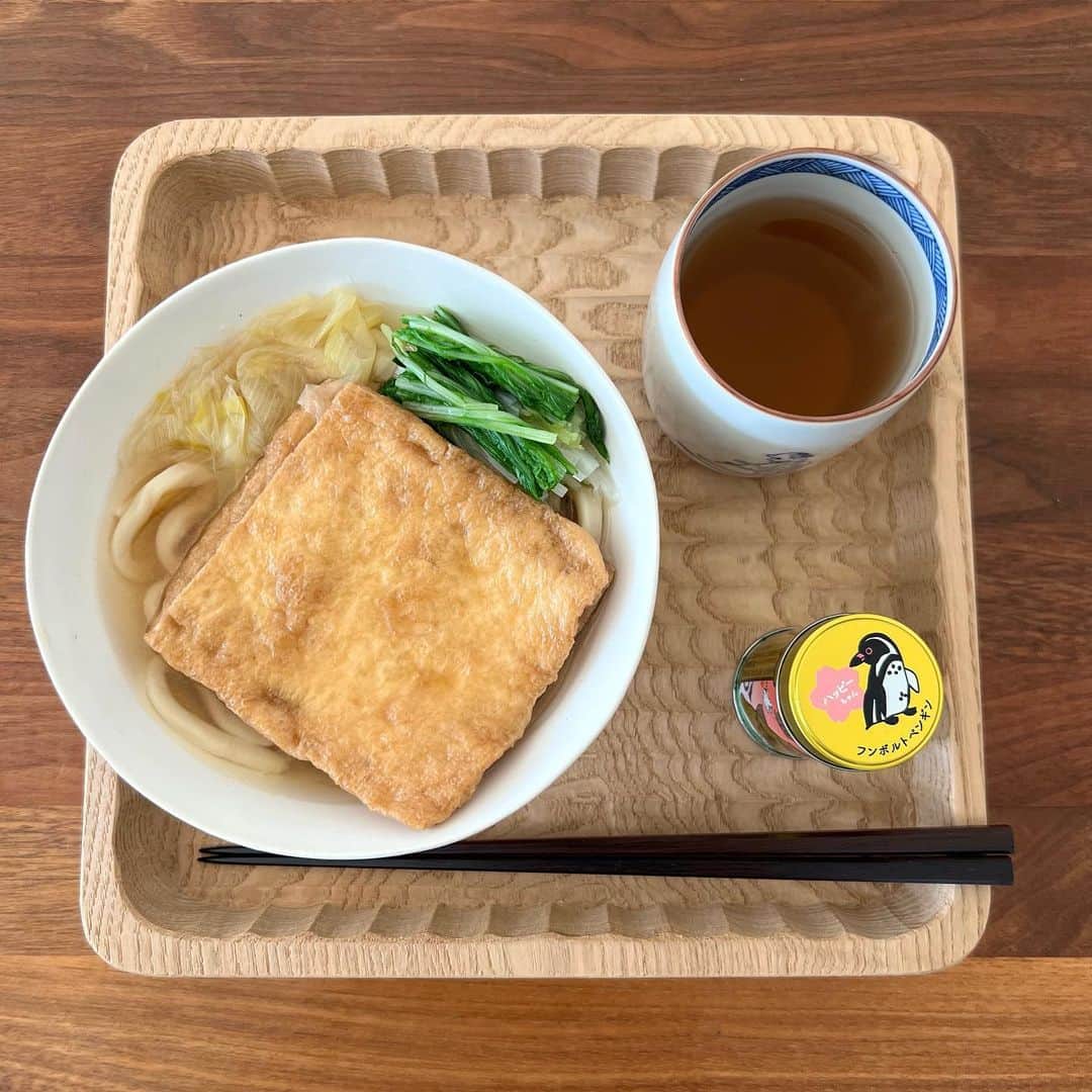 渡辺佳子のインスタグラム：「今日は麺を手作りしたきつねうどんでお昼御飯でした。  コネコネたくさんしたおかげ？！で、吉田のうどんのようなとってもコシのあるうどんが出来ました✨  #手作りうどん #きつねうどん  レシピは、 うどん #日清製粉グループ #こむぎ粉クラブ #基本のレシピうどん  きつねのレシピは #白ごはんドットコム  #息子と手作り #最後のほうは #力がいる作業だったので #パパにお任せしました。」
