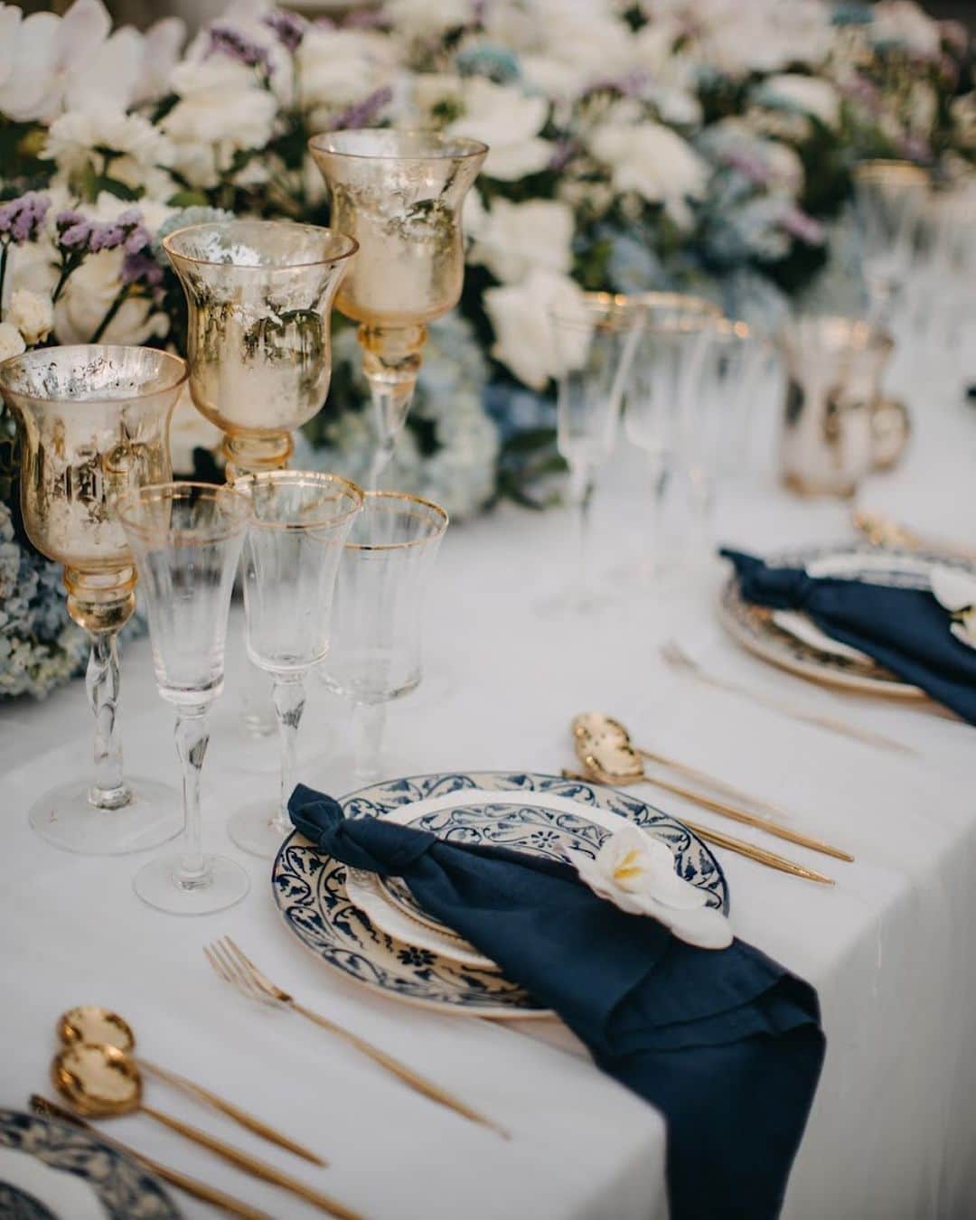 ステファニー・プリシラ・インダルト・プトゥリさんのインスタグラム写真 - (ステファニー・プリシラ・インダルト・プトゥリInstagram)「A fusion of Chinoiserie plates with a combination of navy blue and gold definitely bring extraordinary beauty and elegance into @sutepiii and Daisuke wedding.   Thank you for trusting our creative touch to organize your dream wedding 🦋🌈   @jeeva_saba  @flipmaxphotography  @photoganny  @adityayodha  @florettebali  . . .  #baliwedding  #balibride #villaweddingbali #destinationwedding #baliweddingplanner #weddingstyle #thebalibride #balidecor #baliflowers #weddingplannerbali #weddingdreambi #balievents #weddingphotography #instabride #bridestory #weddinginspiration #weddingplanning #stylemepretty #weddingdecor #bali #beachwedding #weddingdecorbali #decorbali #weddingorganizerbali #destinationweddingbali #instawedding #weddingplanning」2月12日 13時19分 - sutepiii