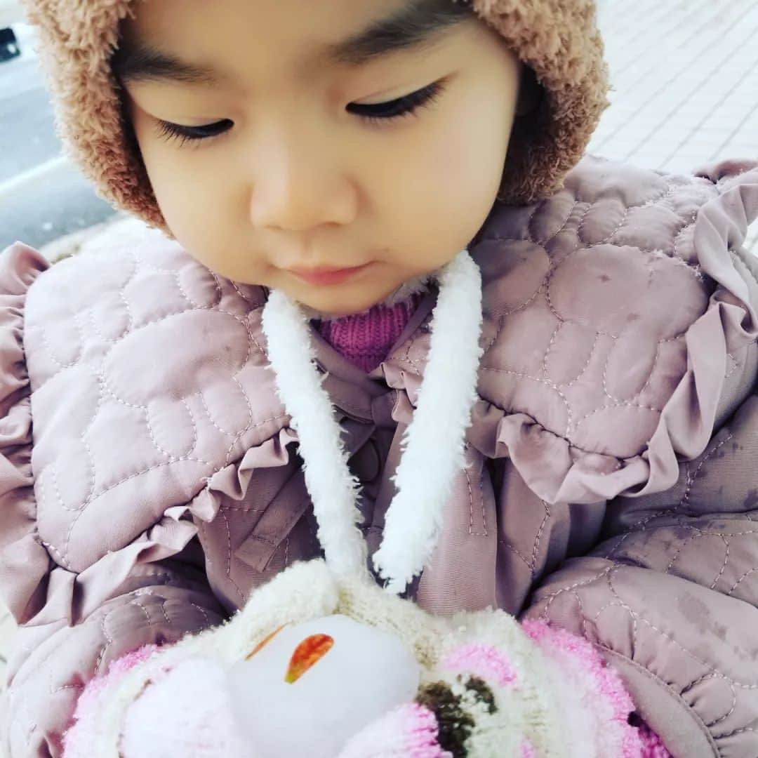 紘毅のインスタグラム：「しまじろうに出てきた雪うさぎを作ってあげたら大喜び🐰雪だるまも車に乗ってたクーラーボックスに大切にいれて最後まで遊んでた。雪はいいねえ❄️ さてまたしばらく会えないけど九州ファミコンツアー頑張るぞ！  #娘 #雪だるま #雪うさぎ」