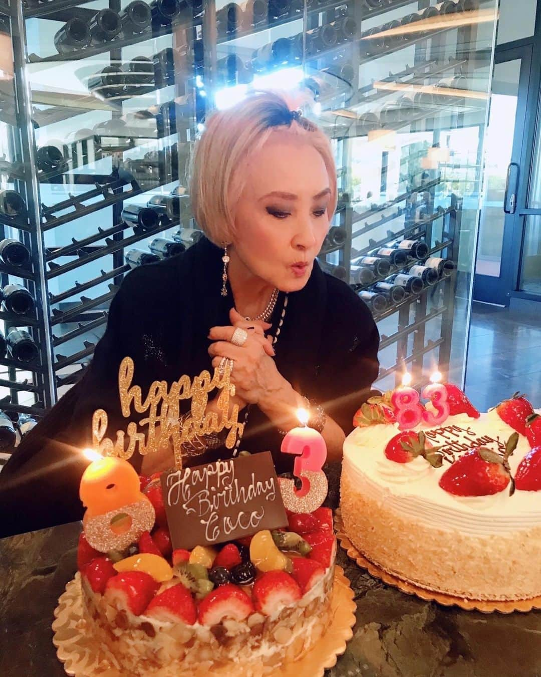 平子理沙さんのインスタグラム写真 - (平子理沙Instagram)「HAPPY BIRTHDAY MAMA🎉❣️❣️ 本日、アメリカ時間の２月１１日はママの誕生日💕 わたしは日本に帰国したばかりなのですが、 帰国する前に家族や友人と集まって ママのバースデーをお祝いしました🎈🎂🎁🎉💕😆🦄❣️❣️❣️ ママと友人や子供達との写真を必死で撮影していたら、一緒に写真を撮るのを忘れてしまいました。  ママがあまりにも元気なので、 いつも８０代ということを忘れてしまって いるけど、気がつけば８３歳！！ 幾つになっても人生を楽しむ生き方 に頭が下がります。 これからも、もっと一緒にいれる時間を大切にしたいと思います。 ママ、ハッピーバースデー❣️❣️❣️  ❤️I LOVE YOU SO MUCH ❤️  長生きしてねー！！！  @kiyoko.c.hirako   #ママバースデー#lifestyle#fashion#beauty#risahirako #平子理沙」2月12日 13時21分 - risa_hirako