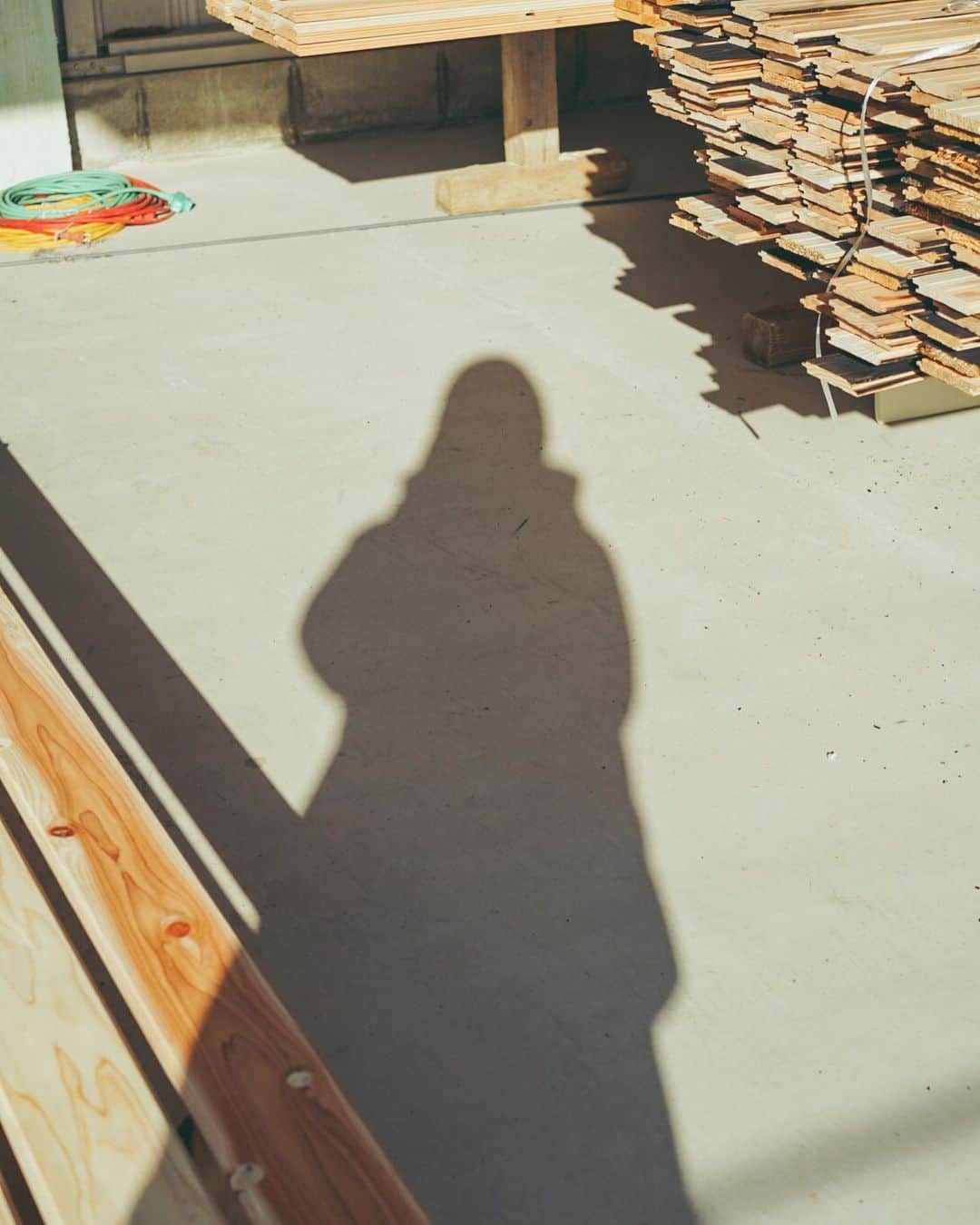 のインスタグラム：「与えられた目まぐるしい日々を 1つずつ受け止め、かみ砕き、考え、形にしていく。  自分の時間なのに 自分だけ置いてかれているような感覚を持ちながら、日々に食らいついていく。  脳みそが腫れあがる感覚になっても 朝起きて、夜眠りにつき、1日1日を過ごしていく。  それでも、とてもおおきな何かに包まれながら、日々は進み、私にはまだ見えない透明な世界が大丈夫だよといつも寄り添ってくれている。  騒がしい未来が僕らを待っている🍒」