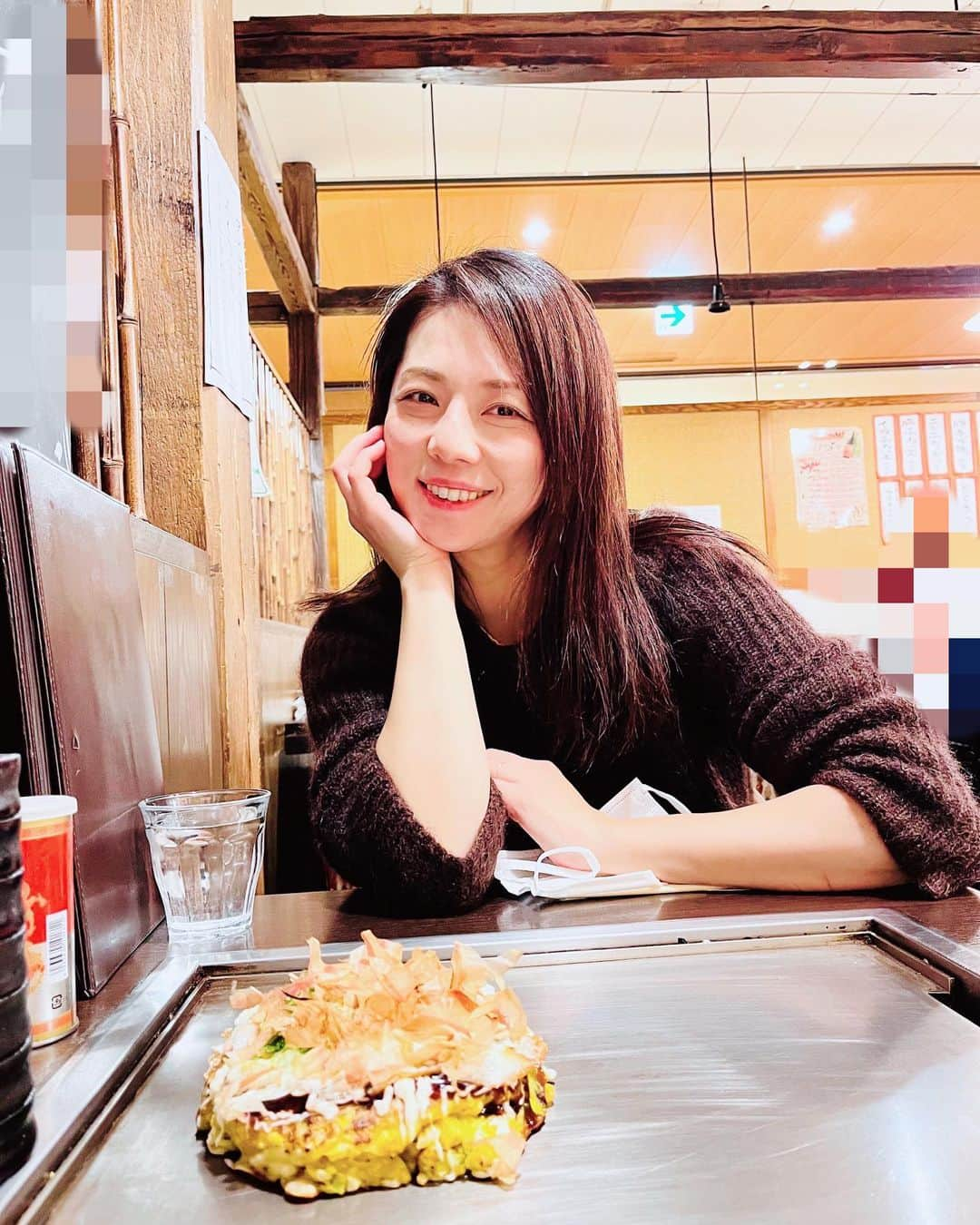 吉岡美穂さんのインスタグラム写真 - (吉岡美穂Instagram)「お好み焼きが、、、また食べたくなり… 買い物がてら、娘と二人でお好み焼きを食べに行ってきました🫶 学校や塾、洋服やバレンタインの話等色々お喋り💕 可愛いお年頃です。  お好み焼きと私。  Photo 娘🤳  #娘と私  #お好み焼き」2月12日 13時53分 - miho_yoshioka_18