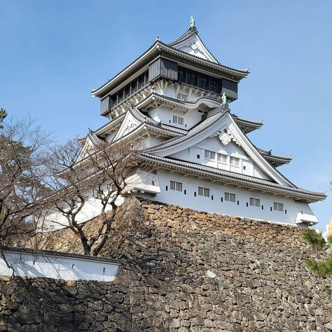 大川良太郎のインスタグラム：「小倉城見て👁️来たよ🏯3150やな⤴️ 城廻したいな💨パワーもらえたかな ありがとうございました🙇 #小倉城 #小倉 #テラス #パスタ #廻り #最高 #ありがたい #パワースポット #役者 #俳優」