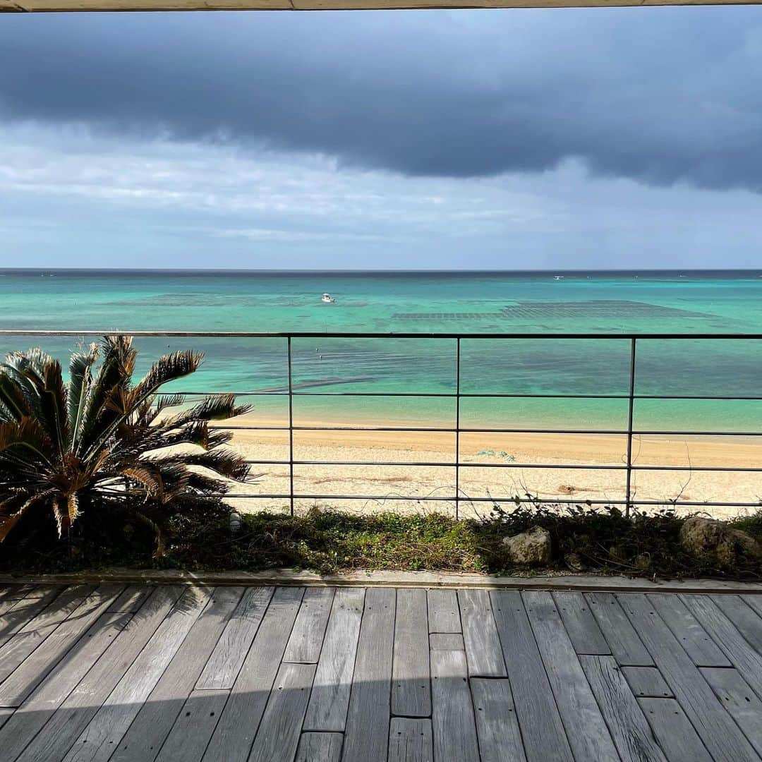 田中律子さんのインスタグラム写真 - (田中律子Instagram)「我が家のテラスから🌞☔️  晴れと雨の境界線🌞☔️  あの雨雲はこっちに来るかな〜🤔 ってこれやってるうちに、右に向かって行った☔️  雨がどこに向かうか目に見える👀  #okinawa  #okinawalife  #beachlife  #海のある生活  #雨雲  #mysweethome」2月12日 14時30分 - ri2kotanaka