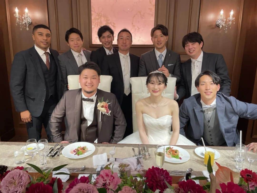 小関翔太さんのインスタグラム写真 - (小関翔太Instagram)「あらさん結婚おめでとう🙌 奥さんもお綺麗で、愛想良く あらにとって完璧な奥様やね😍  末長くお幸せに🙌  #荒井昂平 #如水館高校 #法政大学 #結婚式  #おめでとう  #かずさマジック  #君津　#木更津　#富津　#袖ヶ浦　 #渡辺俊介 監督 #山縣有輔 さん #松尾雄亮  #川瀬尚秀  #宮澤義也  #土門愛大   #小関翔太   幸せいっぱい頂きました😍 でわー🙌」2月12日 14時51分 - sho_ta.koseki