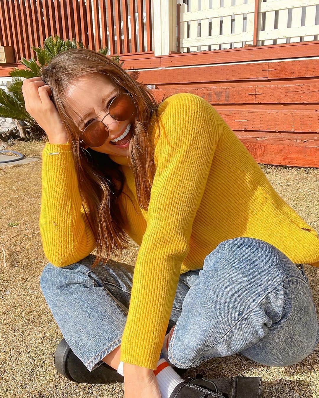 古澤未来のインスタグラム：「久しぶりにちょっと一息ついた。 悩んでたり、わーてなってる時こそ 何にも考えない時間必要なんだと思った🥹🫶 ここの家来たらみんなそお思うかも！ 仲良い友人を招きたいなぁーとつくづく思う  お気に入りのコーラ買って帰るか！  連れ出してくれた家族ありがと…😍  #ダンプ運転手#ガテン系女子#現場女子#ビタミンカラー#春日和で最高」