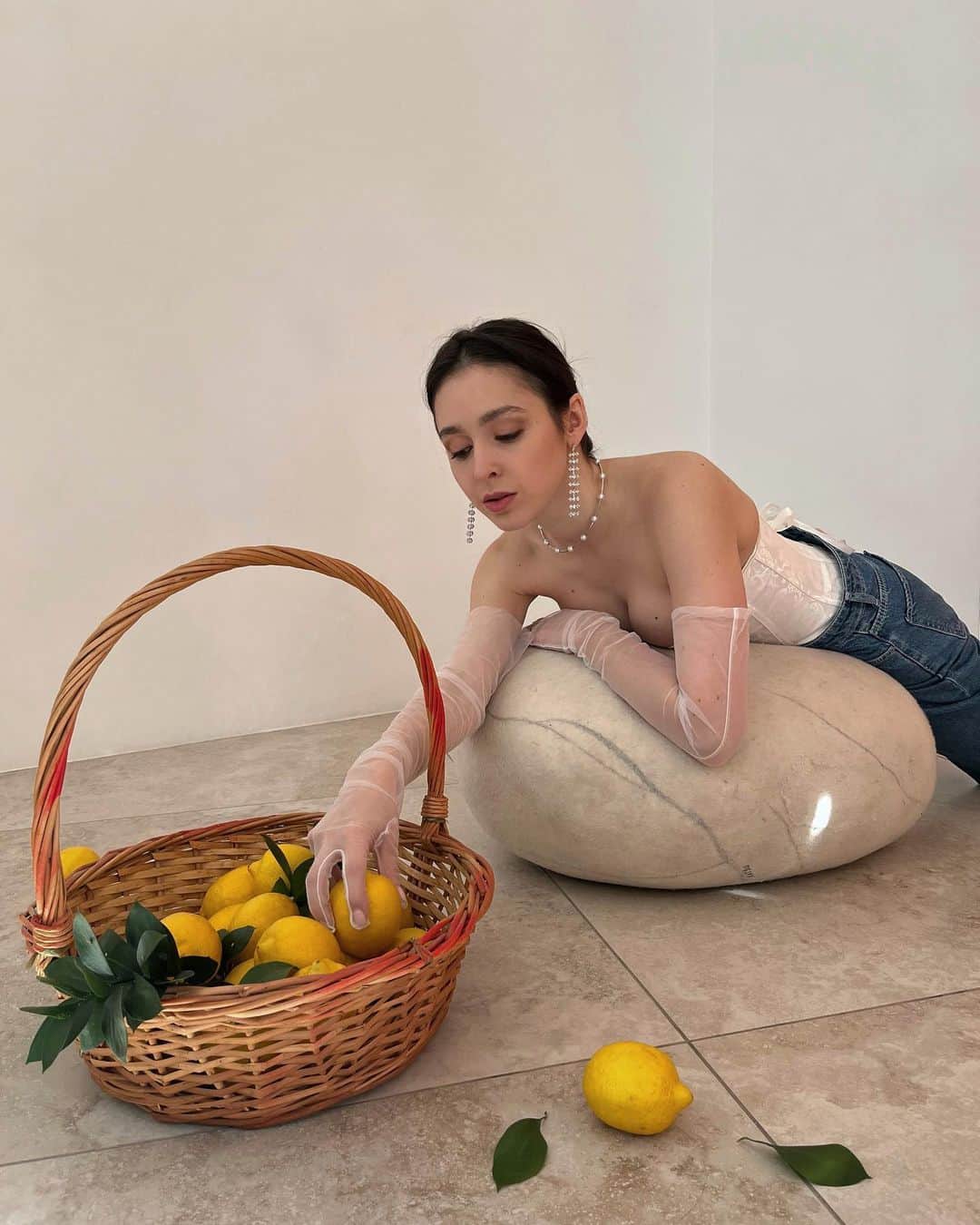 アンナ・オフチャロワのインスタグラム：「все лимоны в одну корзину  сторителлинг - это не про сценарий полного метра. сторителлинг - это про способность рассказыватьзахватывающие и продающие истории в любой сфере деятельности.   на моем онлайн курсе собрались таланты разных профессий:   🍋 сценаристы - чтобы их сценарии, наконец, начали покупать и реализовывать! чтобы быть более востребованными🫂  🍋 разработчик компьютерных игр - чтобы получались более острые сюжеты, более яркие и захватывающие персонажи.   🍋 smm продюсер - чтобы получались нереальные прогревы, чтобы у прогрева была своя острая и захватывающая драматургия✨  🍋 event manager - чтобы прописывать интересные квесты для детей и взрослых; чтобы добавлять сюжетности в каждое мероприятие✨  🍋 кинорежиссёры - чтобы иметь возможность корректировать и направлять сценариста, а ещё чтобы уметь хорошо самостоятельно работать с текстом📠  для меня такой разброс в процессиях - огромный подарок. и вместо прогрева, я занимаюсь поиском крутой практики для них, чтобы во время обучения они уже смогли отбить стоимость курса🫶🏻   если тебе тоже хочется научится писать невероятные истории, пиши в direct, и я пришлю тебе всю информацию о курсе❤️」