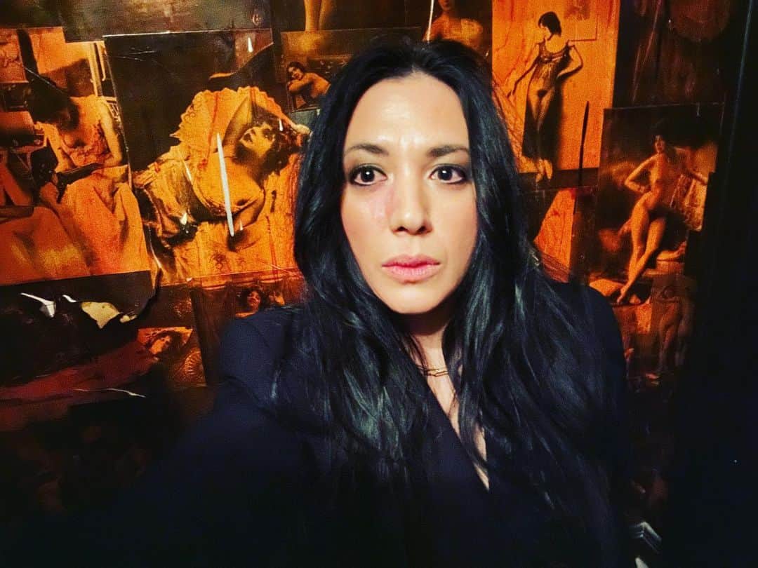 ミシェル・ブランチのインスタグラム：「Huzzah! Fun night with the girls watching the boys DJ 🕺🏻」