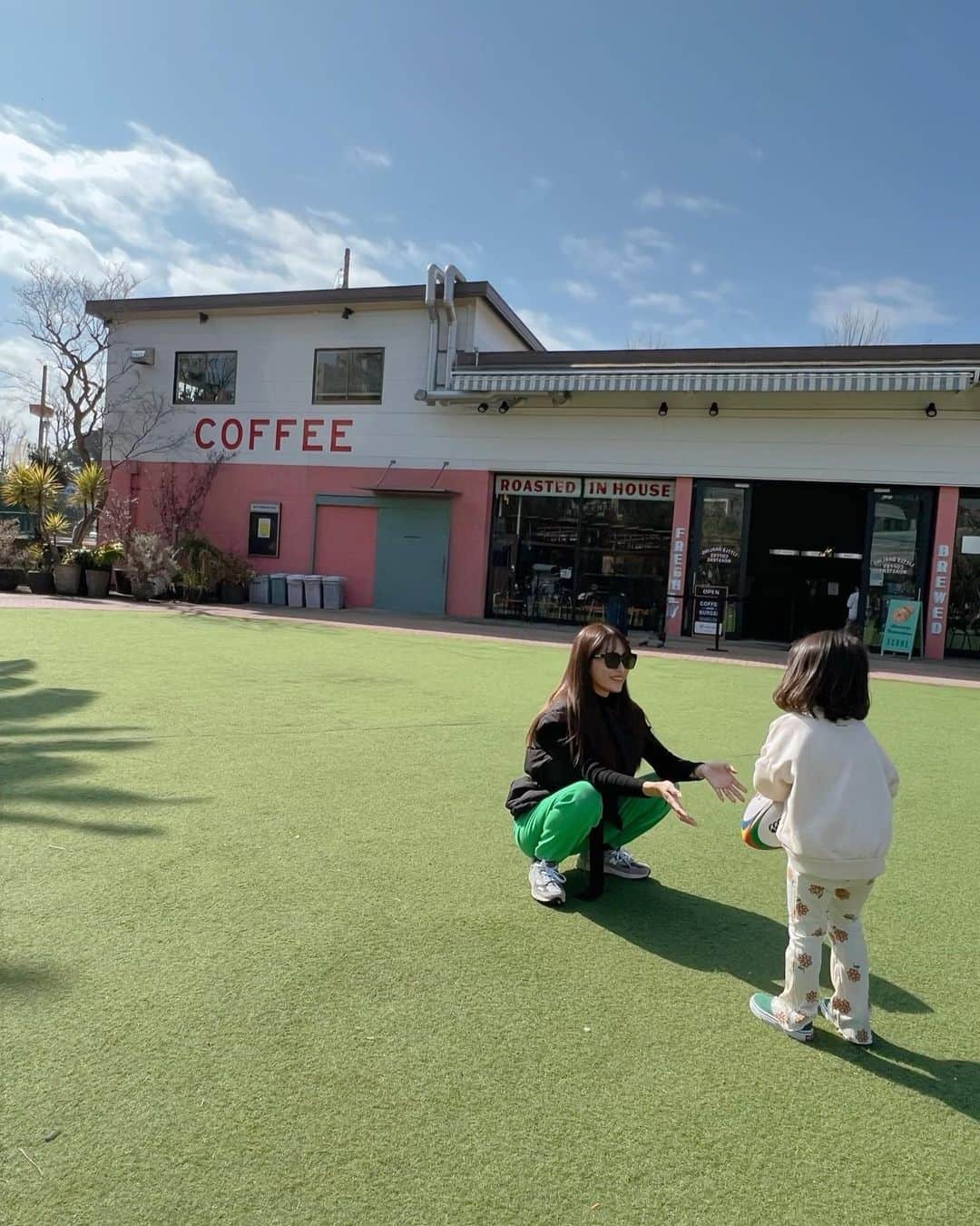 近藤千尋のインスタグラム：「子供達と仲良しママたちと朝活🌈 天気も良くて最高！！ 話が尽きないお年頃💓笑 眩しくてみんなサングラス🕶😂  みんなも素敵な日曜日を すごしてるかな？💗  緑のパンツは @uniqlo_jp  で ベストは @h_beautyandyouth  だよー💓🫶🏻」
