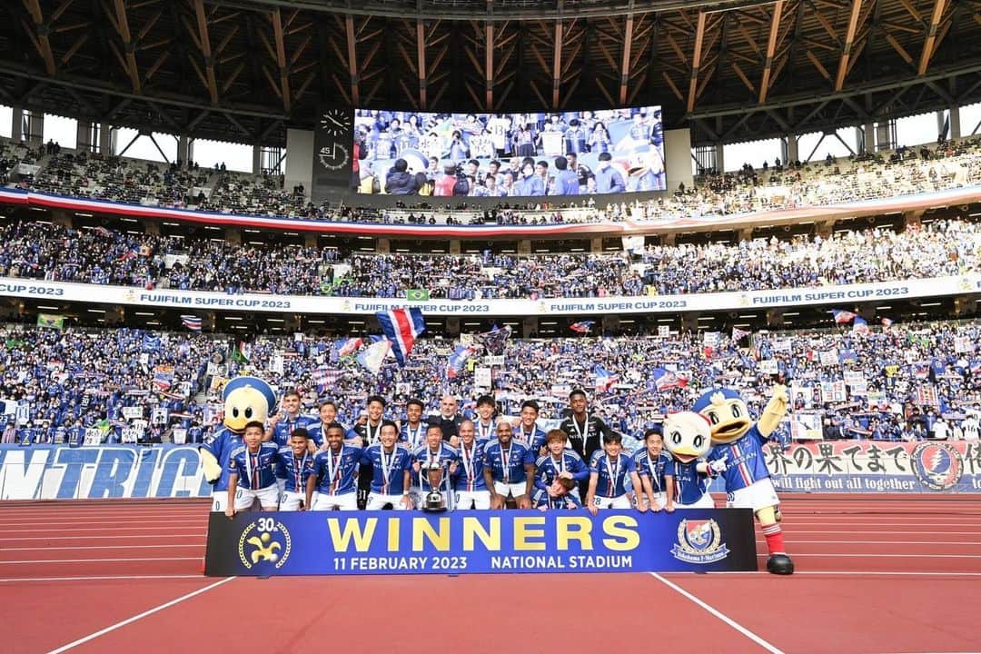 畠中槙之輔さんのインスタグラム写真 - (畠中槙之輔Instagram)「_ まずは１つ🏆🔵⚪️🔴 #marinosfamily #fmarinos #横浜Fマリノス #newbalance #ZAMST」2月12日 15時37分 - hatanaka_shinnosuke