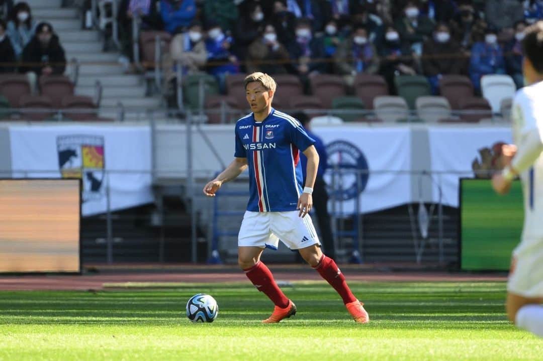 畠中槙之輔さんのインスタグラム写真 - (畠中槙之輔Instagram)「_ まずは１つ🏆🔵⚪️🔴 #marinosfamily #fmarinos #横浜Fマリノス #newbalance #ZAMST」2月12日 15時37分 - hatanaka_shinnosuke