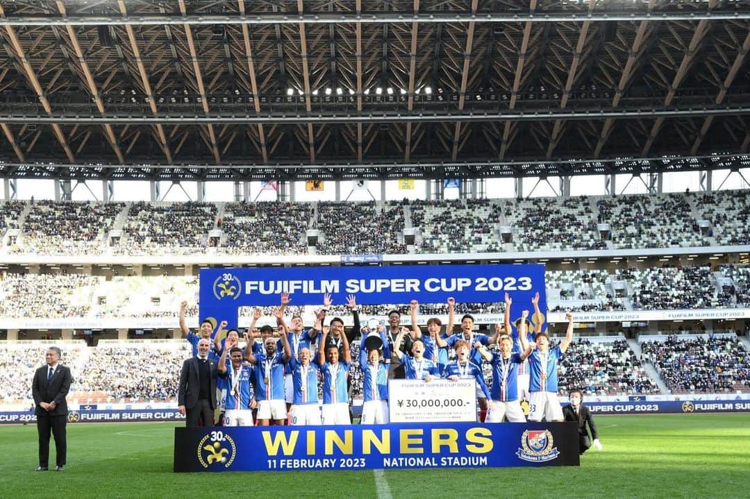 畠中槙之輔さんのインスタグラム写真 - (畠中槙之輔Instagram)「_ まずは１つ🏆🔵⚪️🔴 #marinosfamily #fmarinos #横浜Fマリノス #newbalance #ZAMST」2月12日 15時37分 - hatanaka_shinnosuke